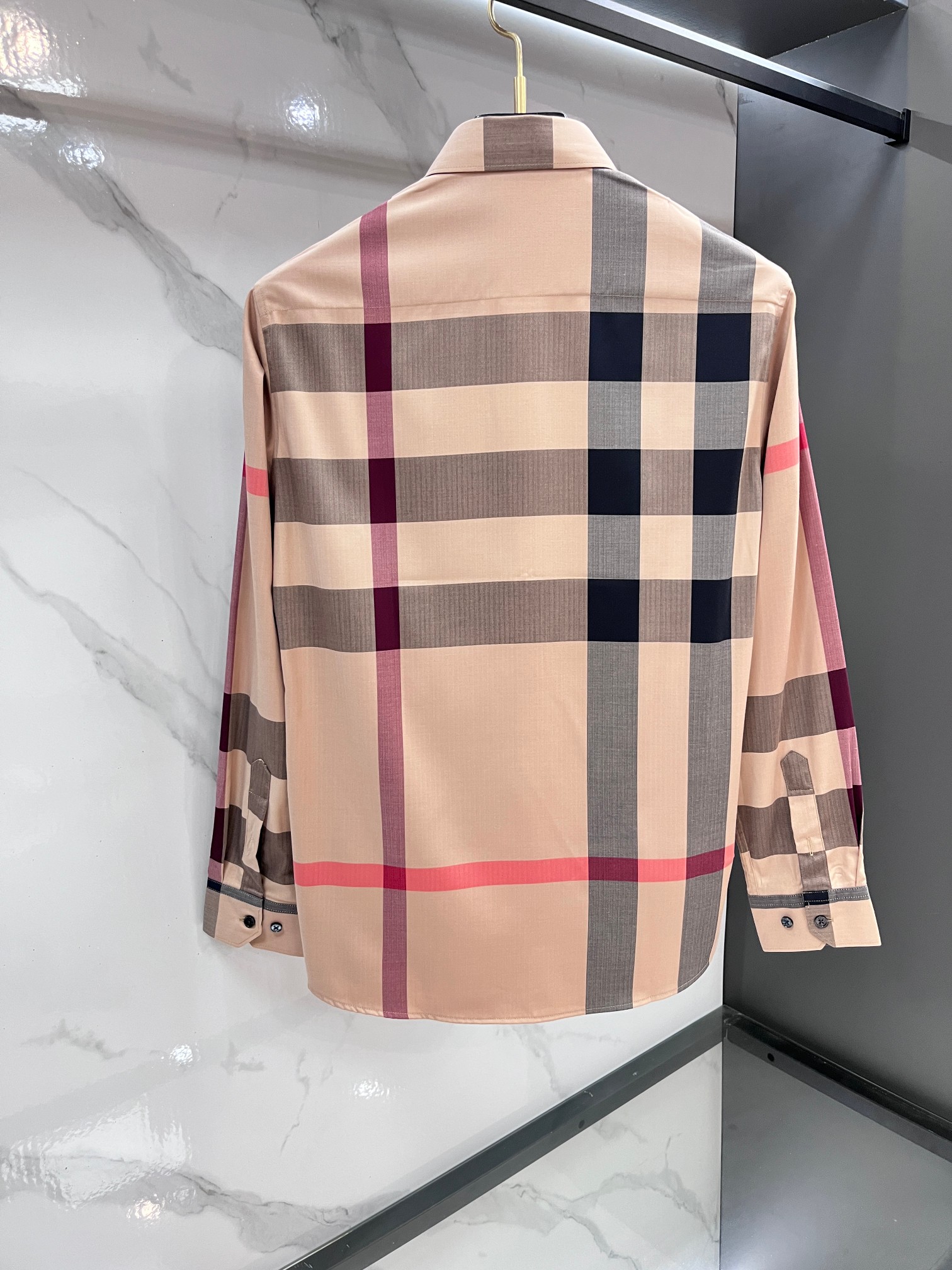 巴宝莉 官网1:1原单品质新款秋冬格子对位衬衫原版3,200购入开发，面料采用100%锦纶定织格纹图案，