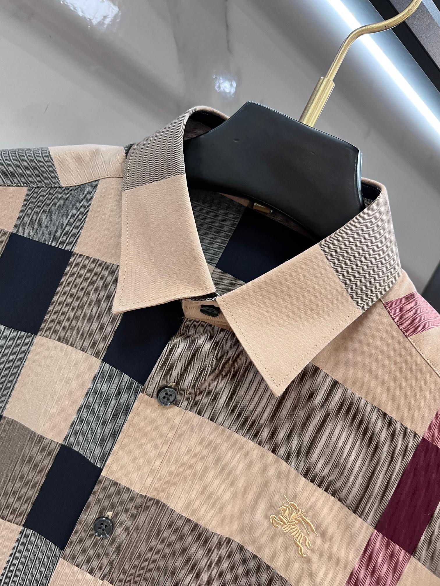 巴宝莉 官网1:1原单品质新款秋冬格子对位衬衫原版3,200购入开发，面料采用100%锦纶定织格纹图案，