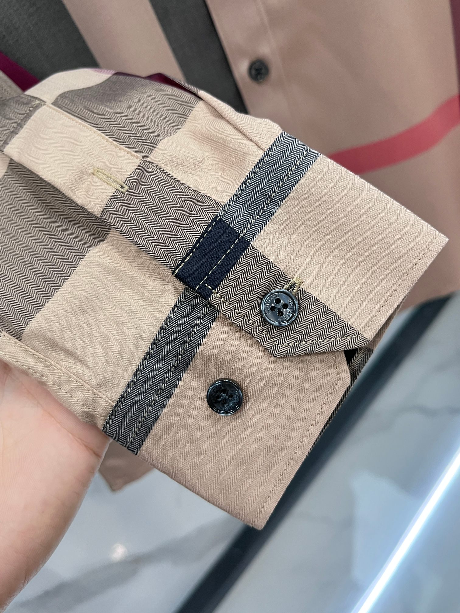 巴宝莉 官网1:1原单品质新款秋冬格子对位衬衫原版3,200购入开发，面料采用100%锦纶定织格纹图案，