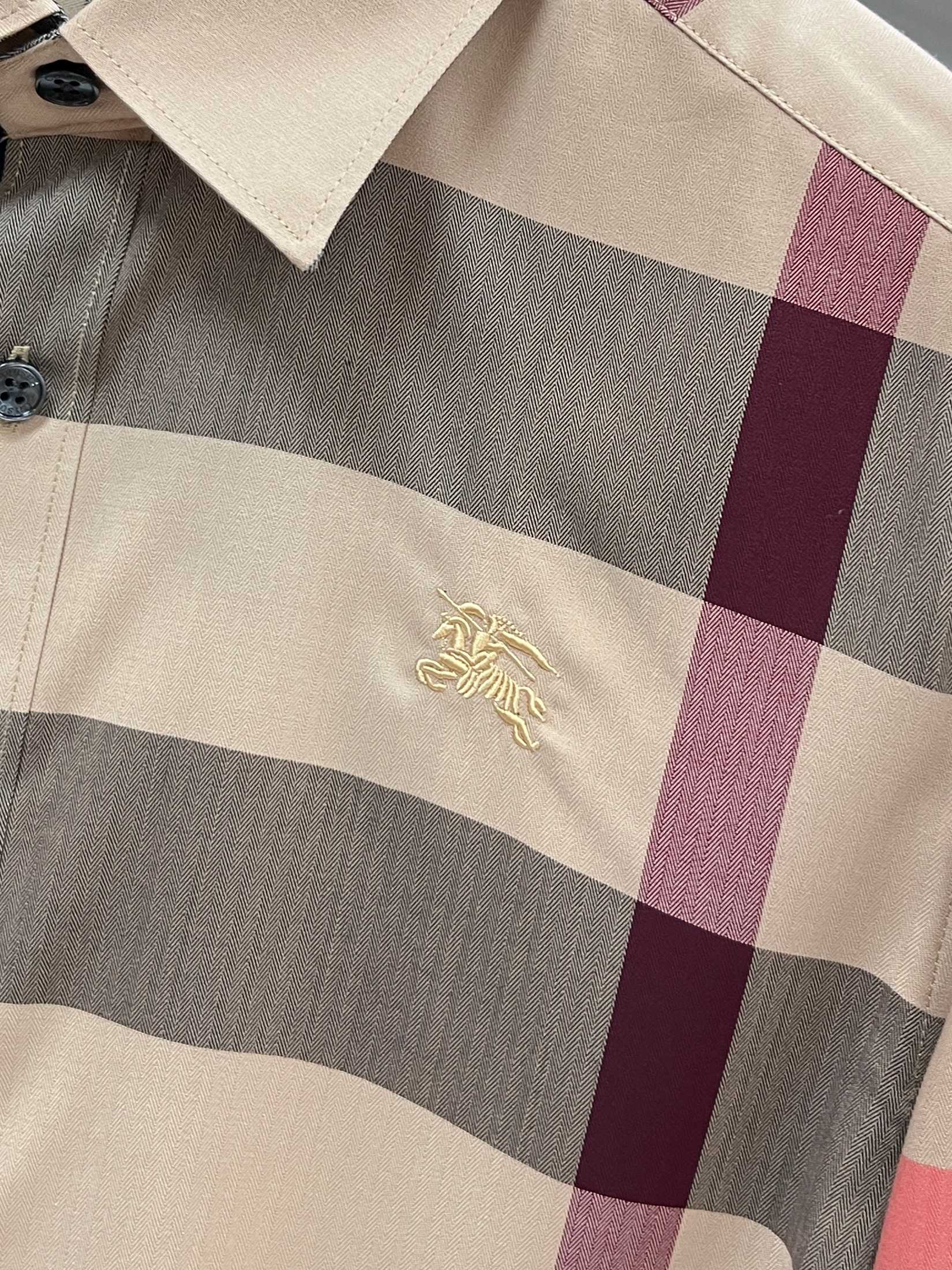 巴宝莉 官网1:1原单品质新款秋冬格子对位衬衫原版3,200购入开发，面料采用100%锦纶定织格纹图案，