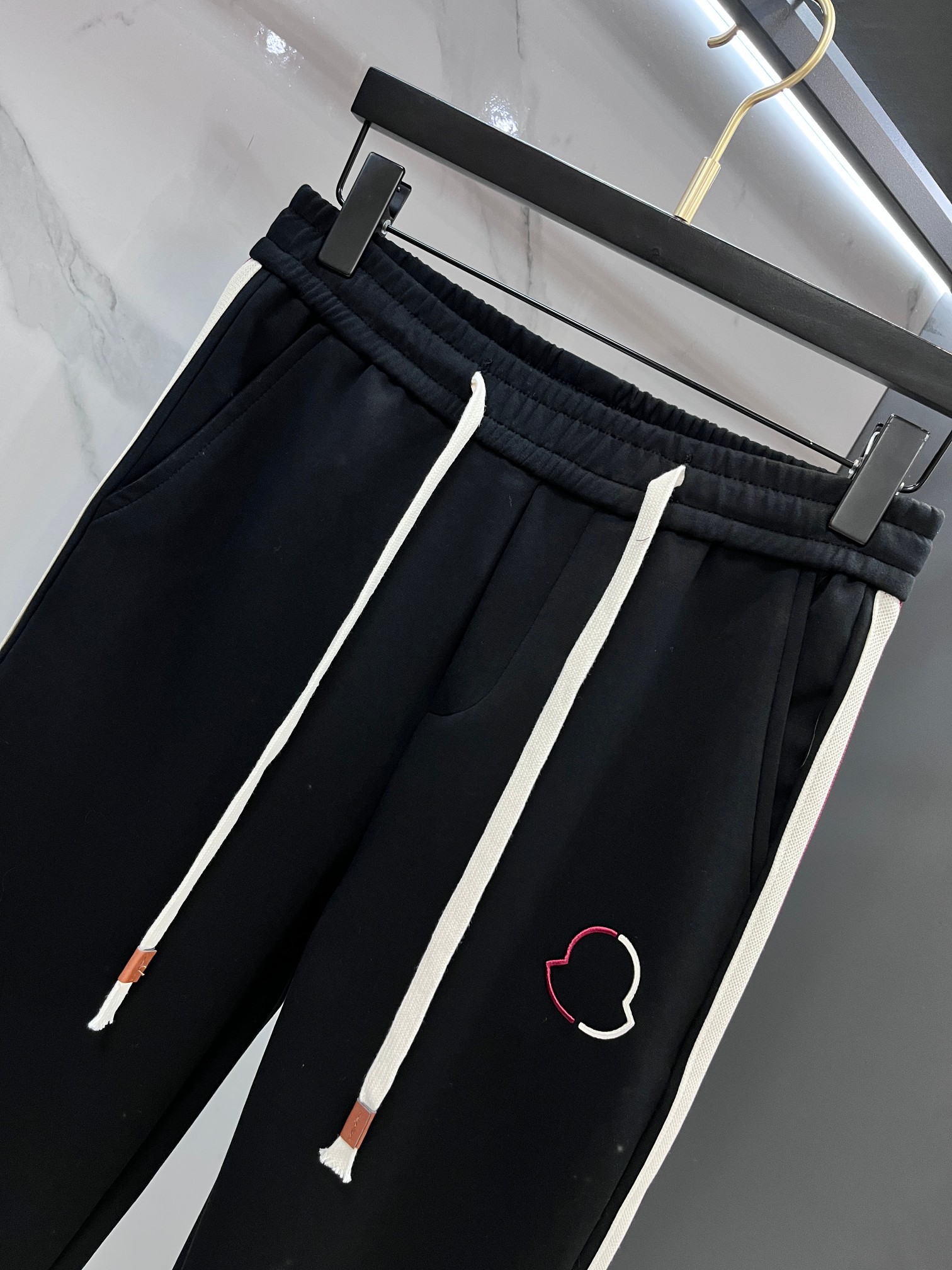 蒙口 2025秋冬新款休闲裤，高端版本，定制面料 透气舒适度高，细节无可挑剔，品牌元素设计理念，体现高品