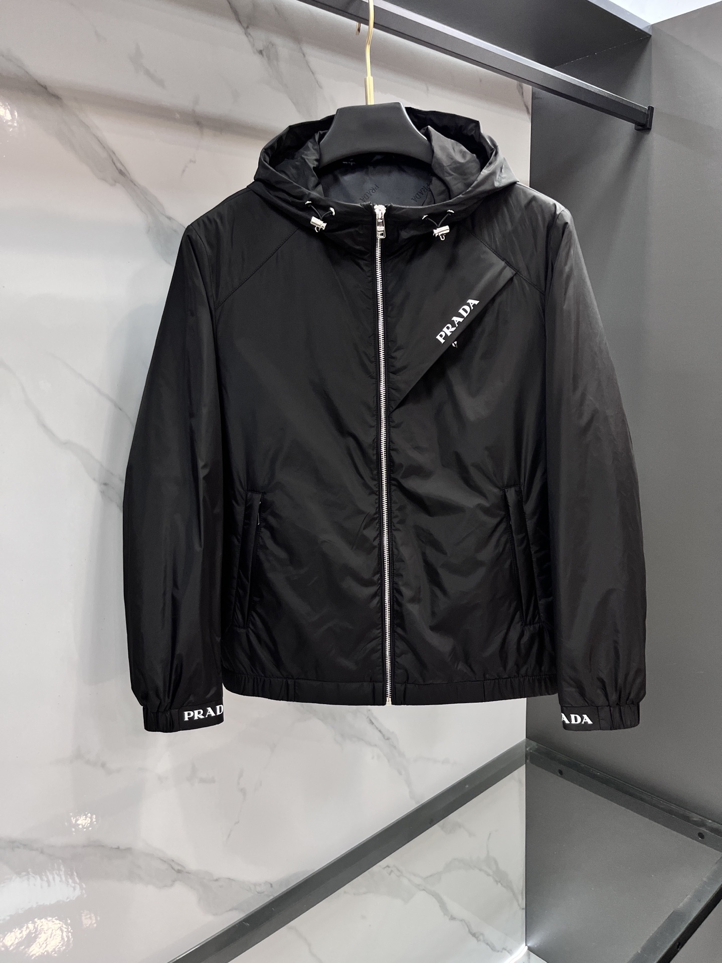 普拉达 2025ss秋冬新款连帽夹棉外套夹克，原版订制五金配件全进口原版定制 欢迎对比 绝对的高品质 面
