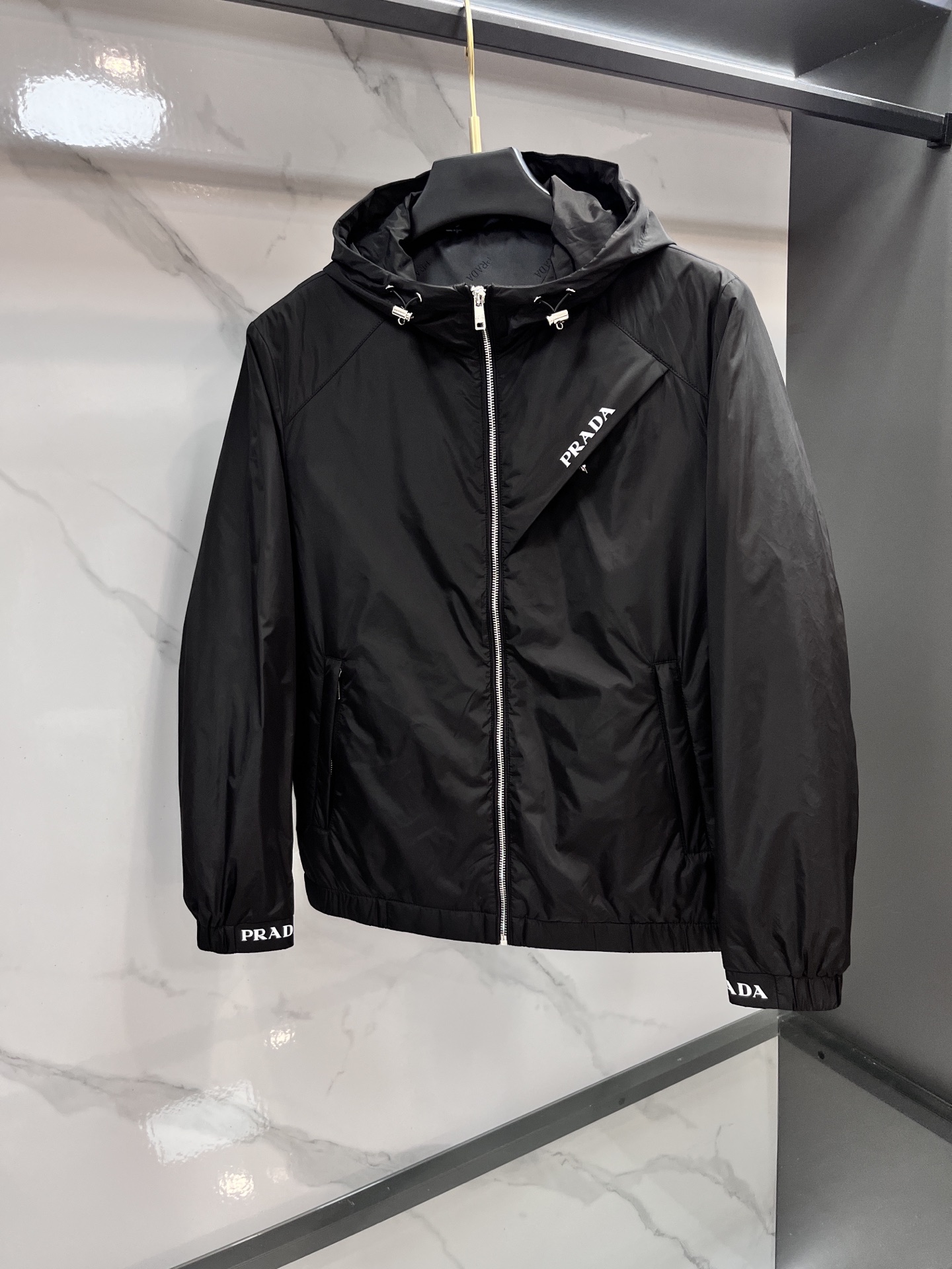 普拉达 2025ss秋冬新款连帽夹棉外套夹克，原版订制五金配件全进口原版定制 欢迎对比 绝对的高品质 面