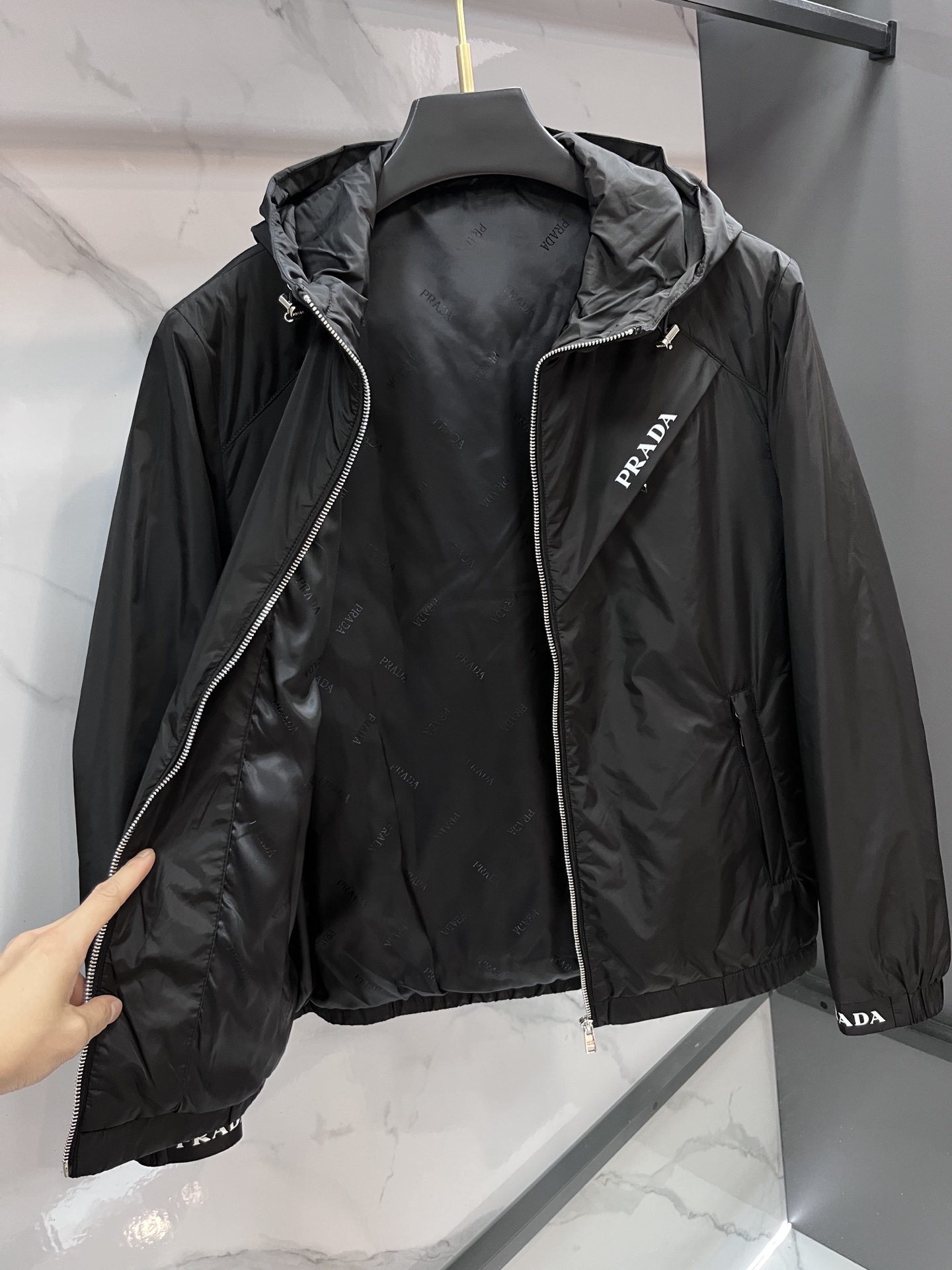 普拉达 2025ss秋冬新款连帽夹棉外套夹克，原版订制五金配件全进口原版定制 欢迎对比 绝对的高品质 面