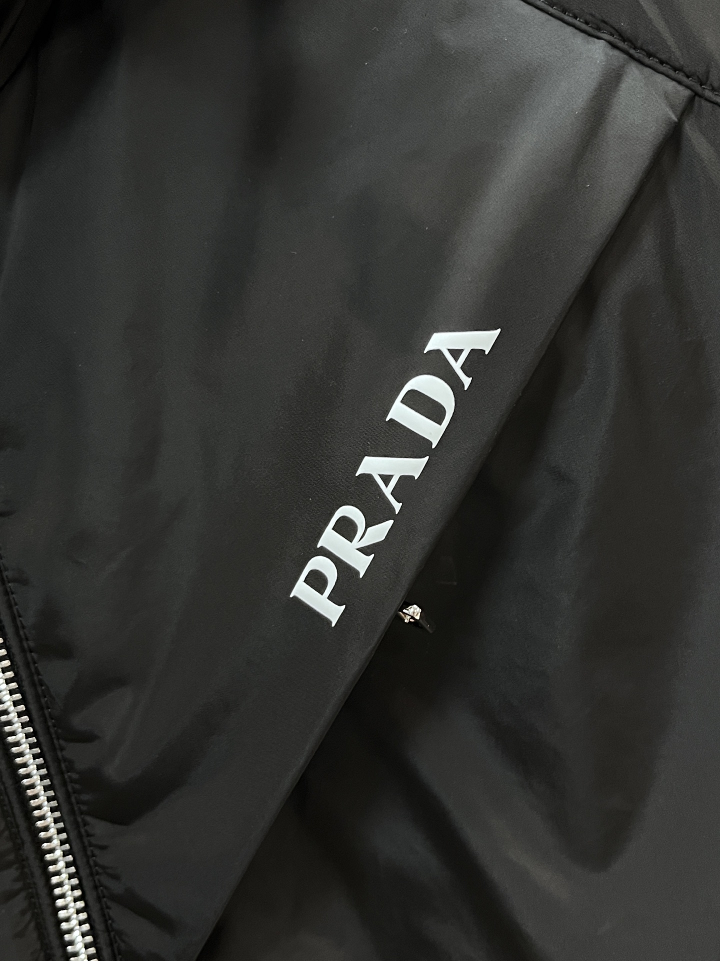 普拉达 2025ss秋冬新款连帽夹棉外套夹克，原版订制五金配件全进口原版定制 欢迎对比 绝对的高品质 面