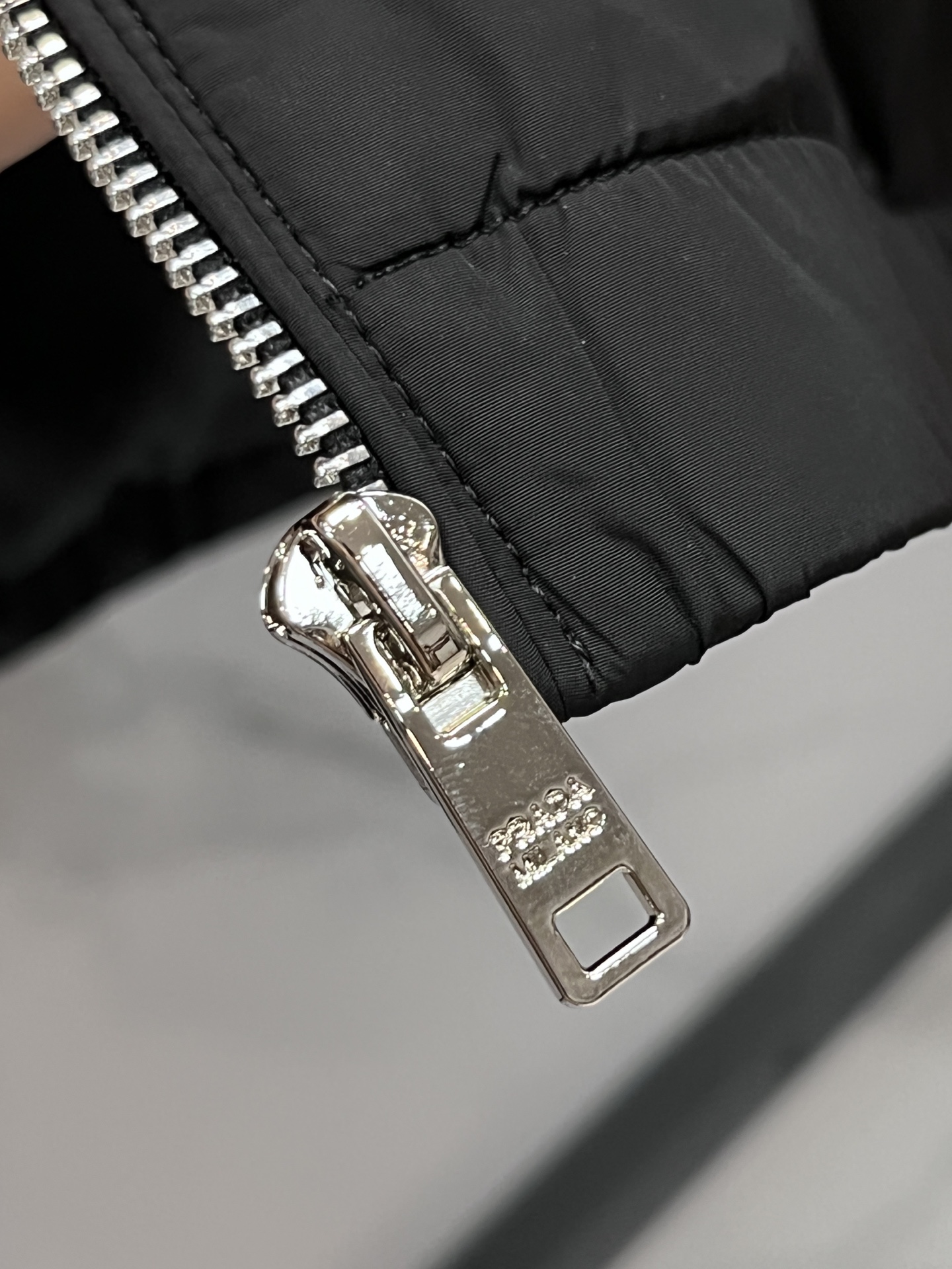 普拉达 2025ss秋冬新款连帽夹棉外套夹克，原版订制五金配件全进口原版定制 欢迎对比 绝对的高品质 面