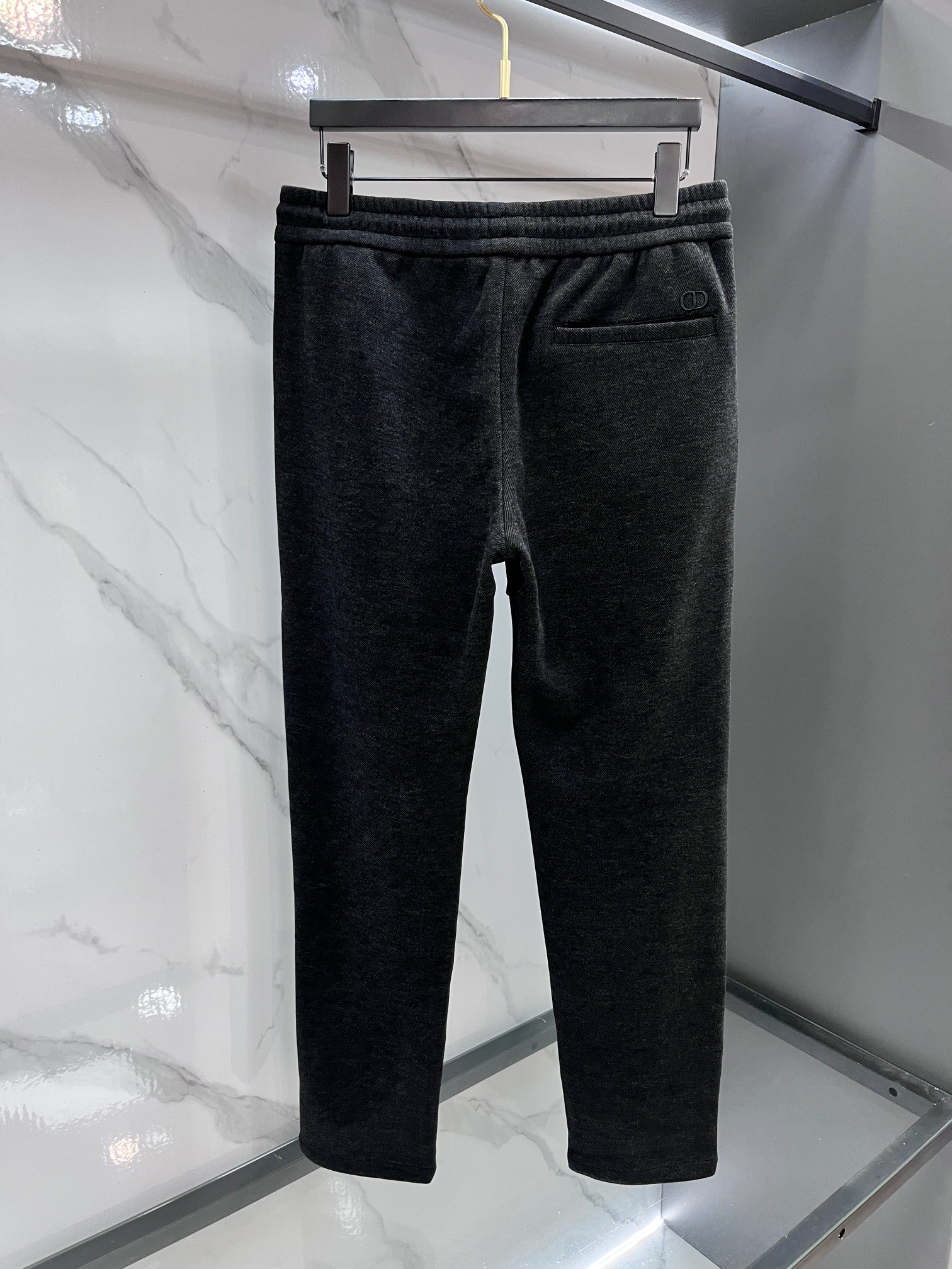 迪奥 2025秋冬新款加绒裤休闲裤，高端版本，定制面料 透气舒适度高，细节无可挑剔，品牌元素设计理念，体