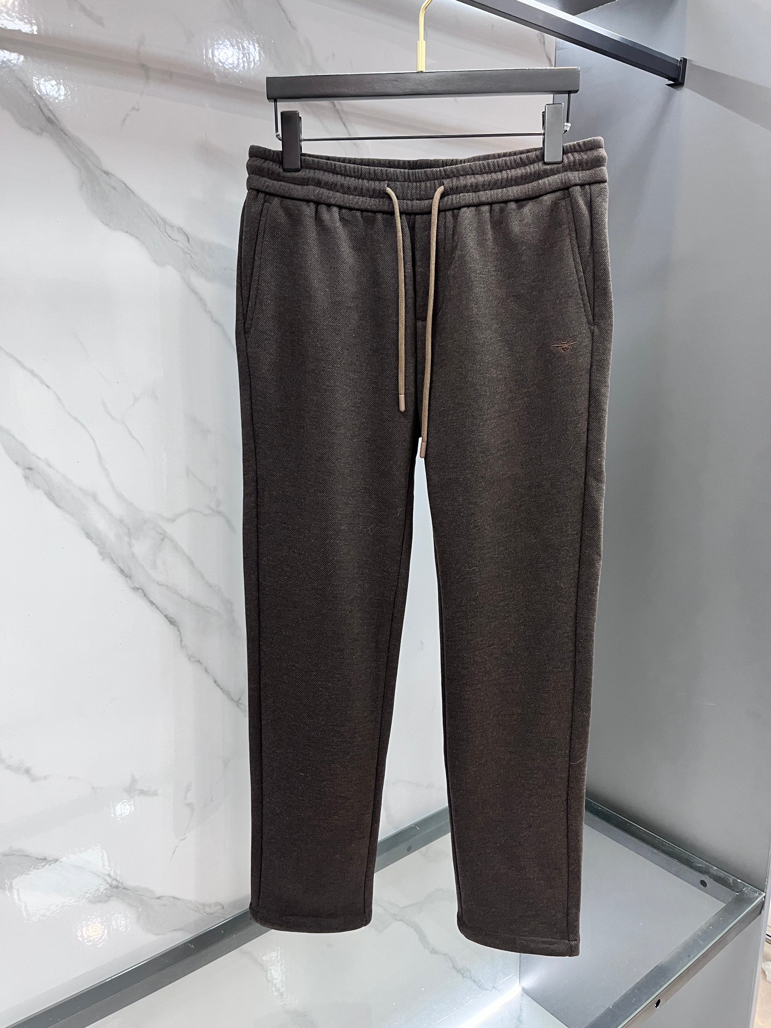 迪奥 2025秋冬新款加绒裤休闲裤，高端版本，定制面料 透气舒适度高，细节无可挑剔，品牌元素设计理念，体