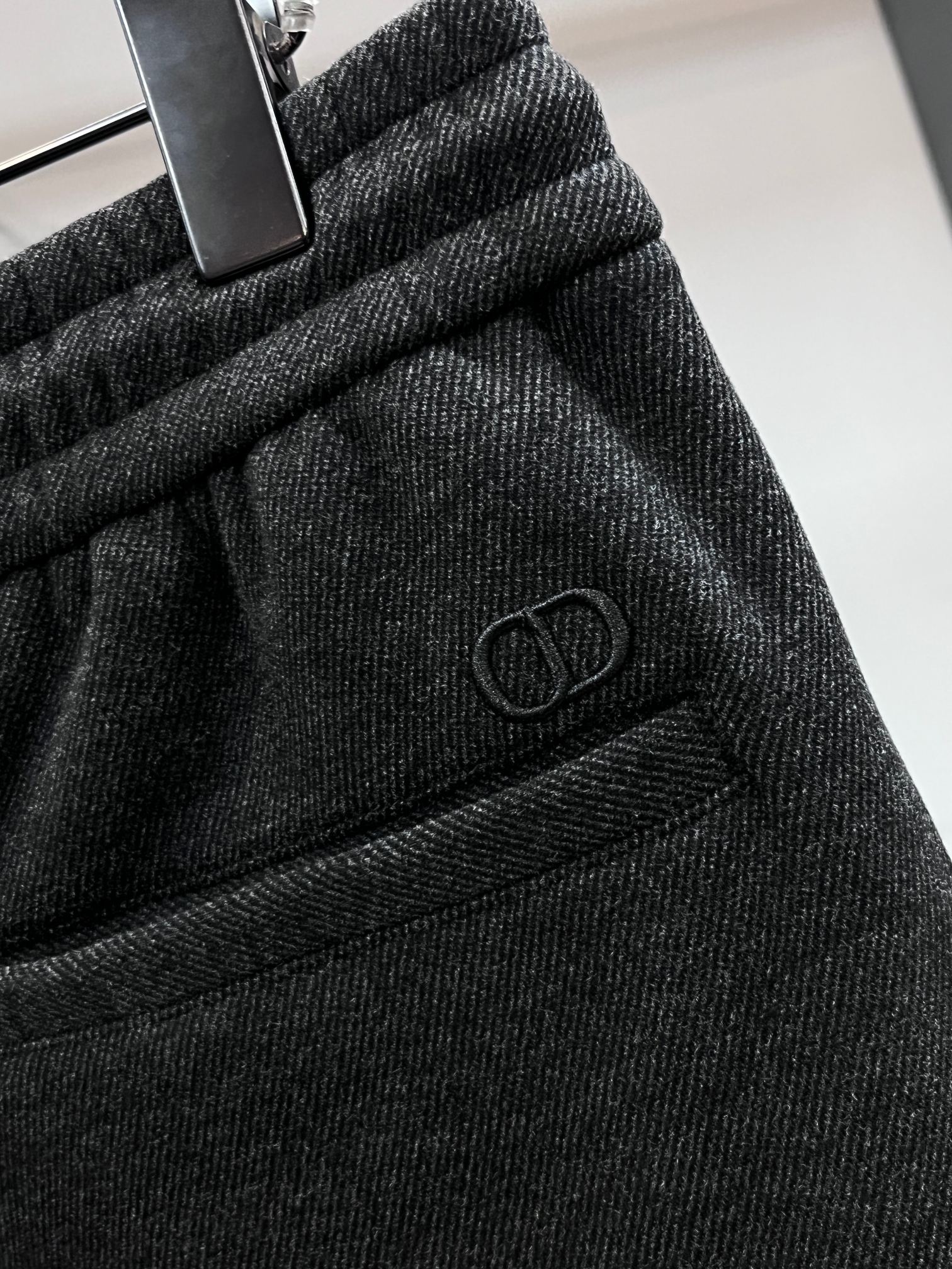 迪奥 2025秋冬新款加绒裤休闲裤，高端版本，定制面料 透气舒适度高，细节无可挑剔，品牌元素设计理念，体