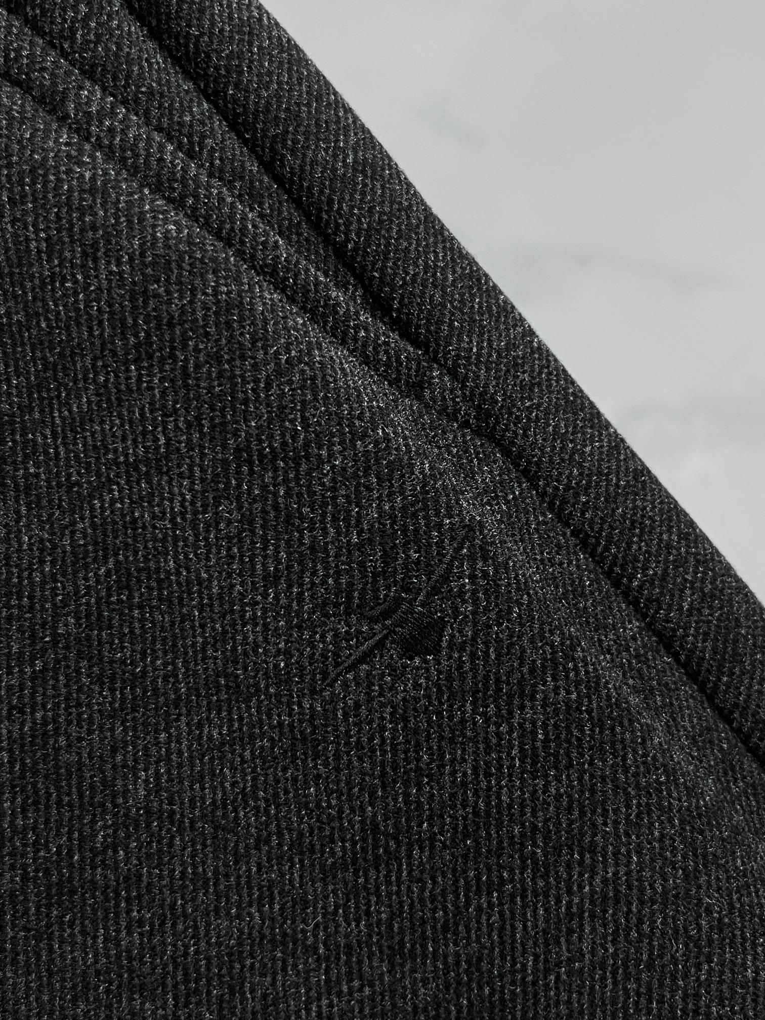 迪奥 2025秋冬新款加绒裤休闲裤，高端版本，定制面料 透气舒适度高，细节无可挑剔，品牌元素设计理念，体