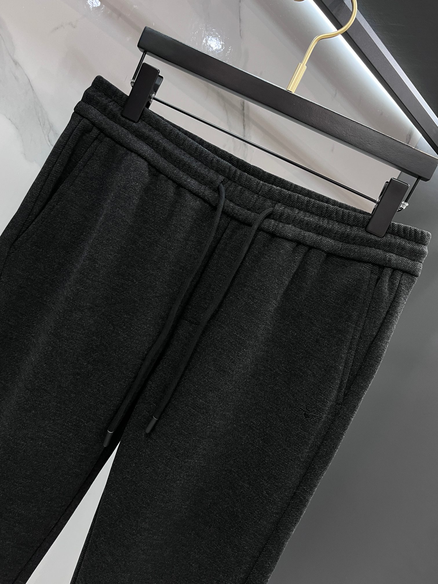 迪奥 2025秋冬新款加绒裤休闲裤，高端版本，定制面料 透气舒适度高，细节无可挑剔，品牌元素设计理念，体