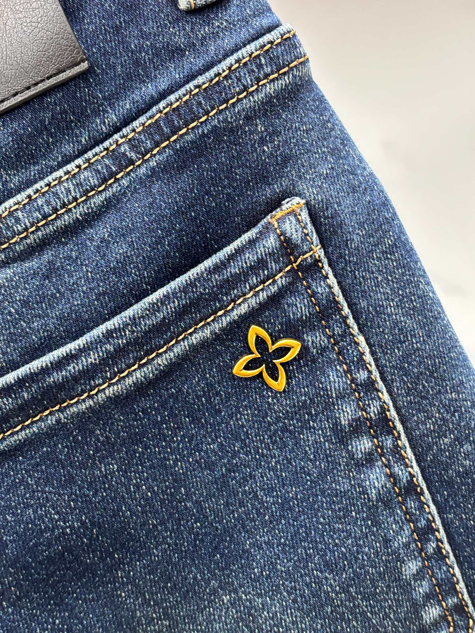 Lv 🔥高端定制、2025早秋最新款牛仔裤 柜台同步发售 原版定制 客供五金辅料 原单品质 进口固色牛仔