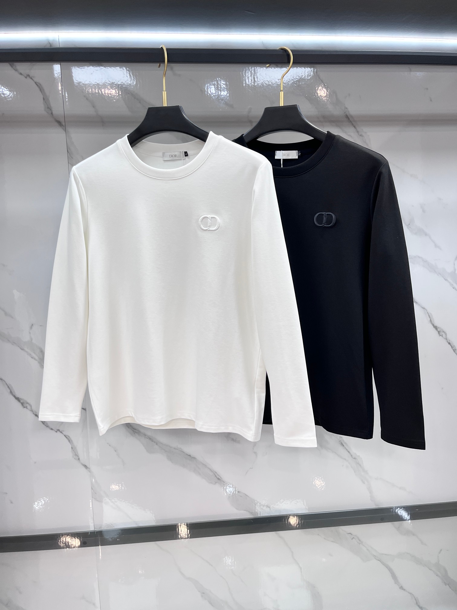 迪奥 2025秋冬新款时尚休闲圆领长袖打底。精选进口高密度双面拉架棉面料，精致原版logo打造，舒适性与