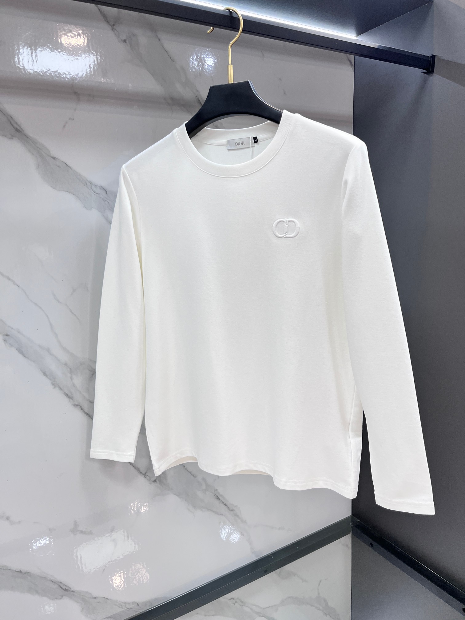 迪奥 2025秋冬新款时尚休闲圆领长袖打底。精选进口高密度双面拉架棉面料，精致原版logo打造，舒适性与