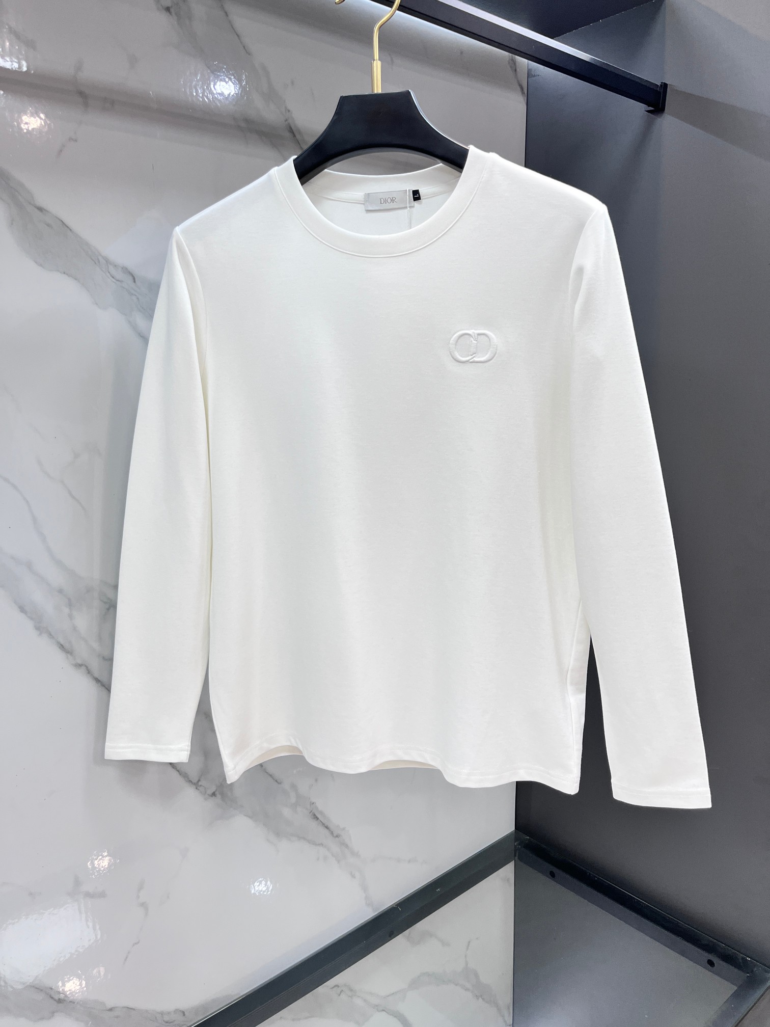 迪奥 2025秋冬新款时尚休闲圆领长袖打底。精选进口高密度双面拉架棉面料，精致原版logo打造，舒适性与