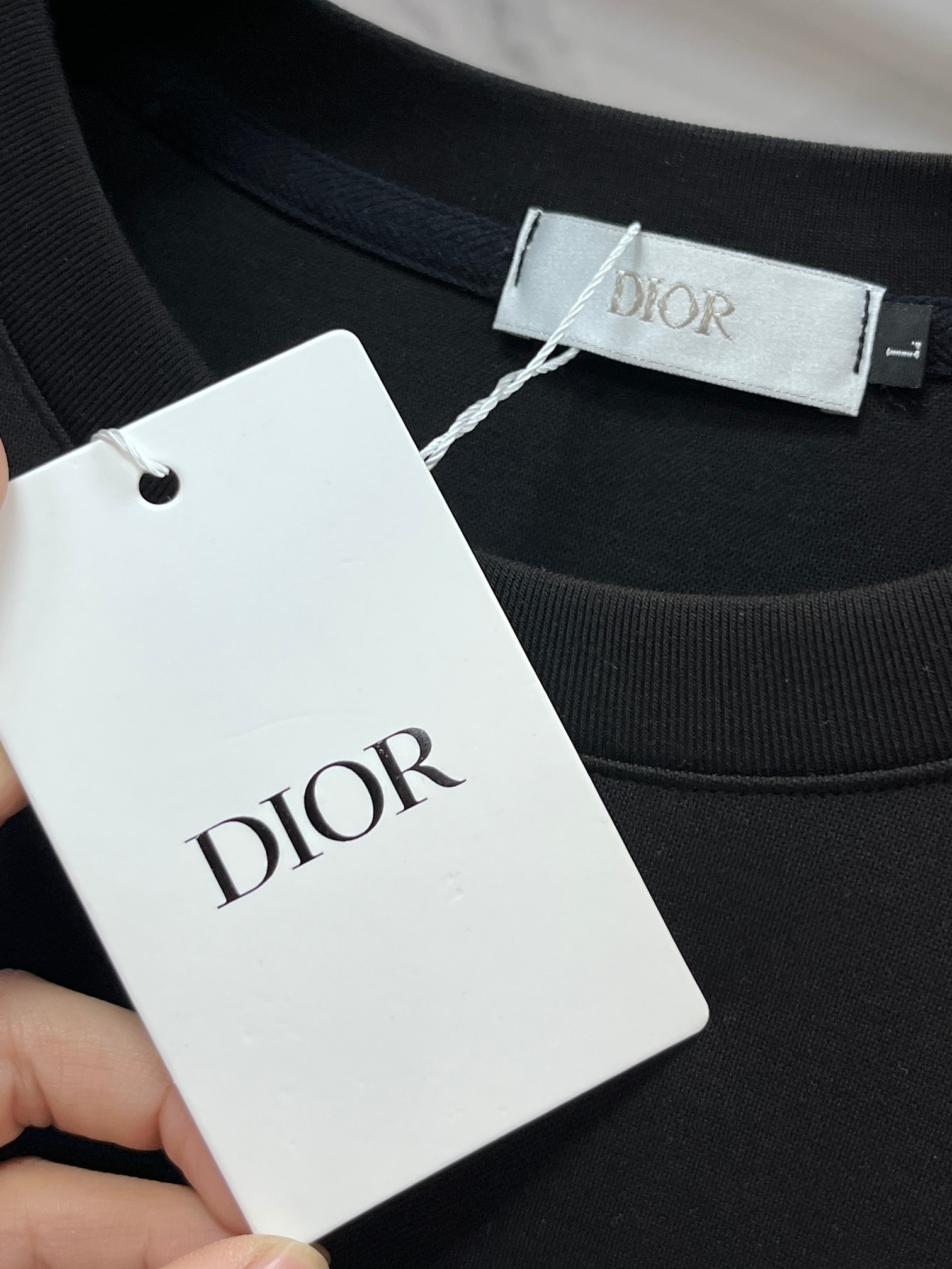 迪奥 2025秋冬新款时尚休闲圆领长袖打底。精选进口高密度双面拉架棉面料，精致原版logo打造，舒适性与