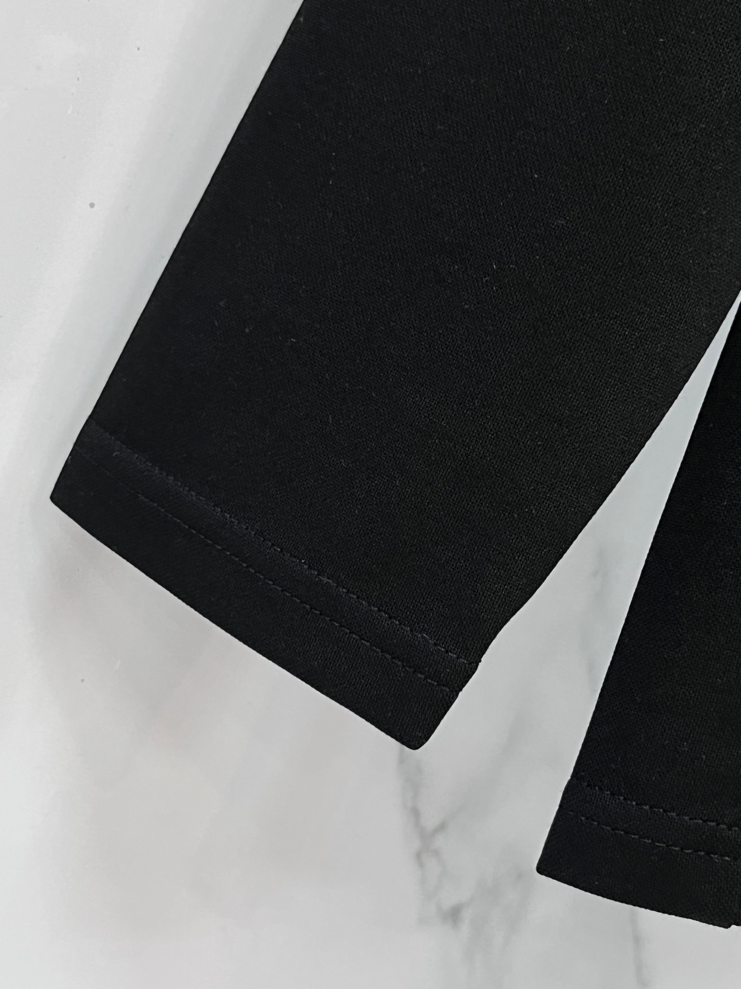 普拉达 2025秋冬新款时尚休闲圆领长袖打底。精选进口高密度双面拉架棉面料，精致原版logo打造，舒适性