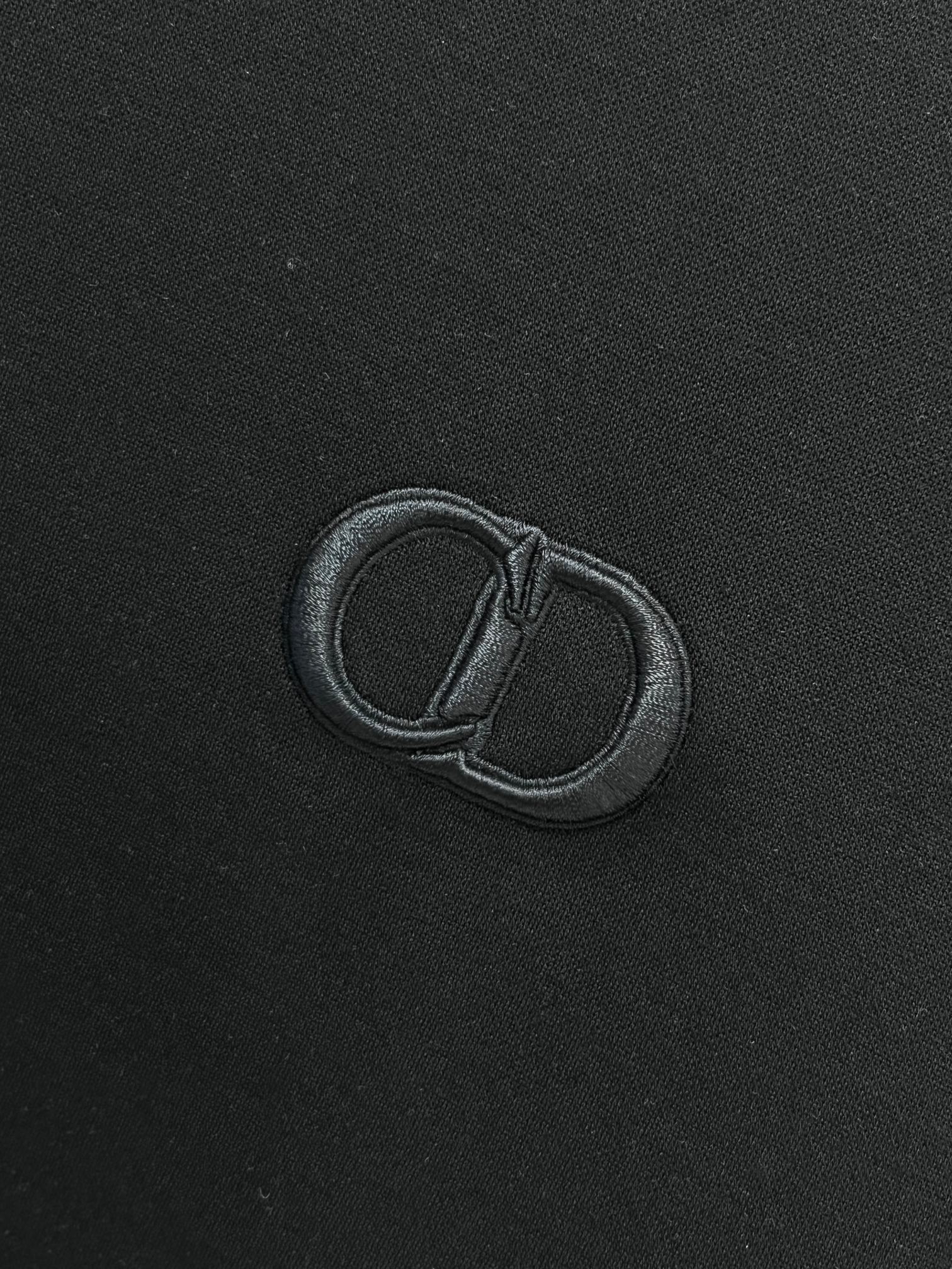 迪奥 2025秋冬新款时尚休闲圆领长袖打底。精选进口高密度双面拉架棉面料，精致原版logo打造，舒适性与