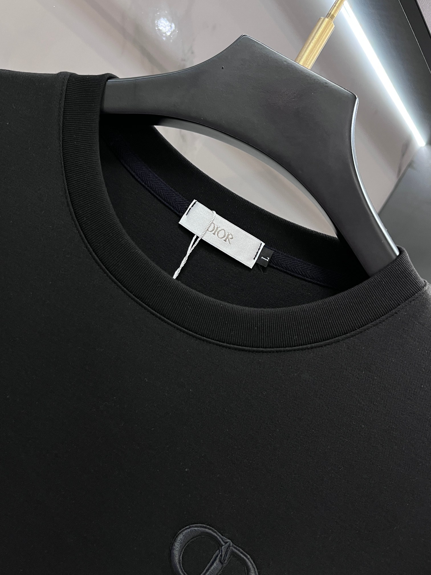 迪奥 2025秋冬新款时尚休闲圆领长袖打底。精选进口高密度双面拉架棉面料，精致原版logo打造，舒适性与