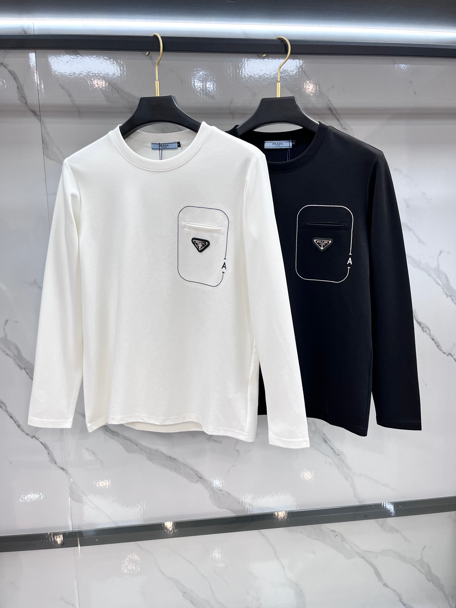普拉达 2025秋冬新款时尚休闲圆领长袖打底。精选进口高密度双面拉架棉面料，精致原版logo打造，舒适性