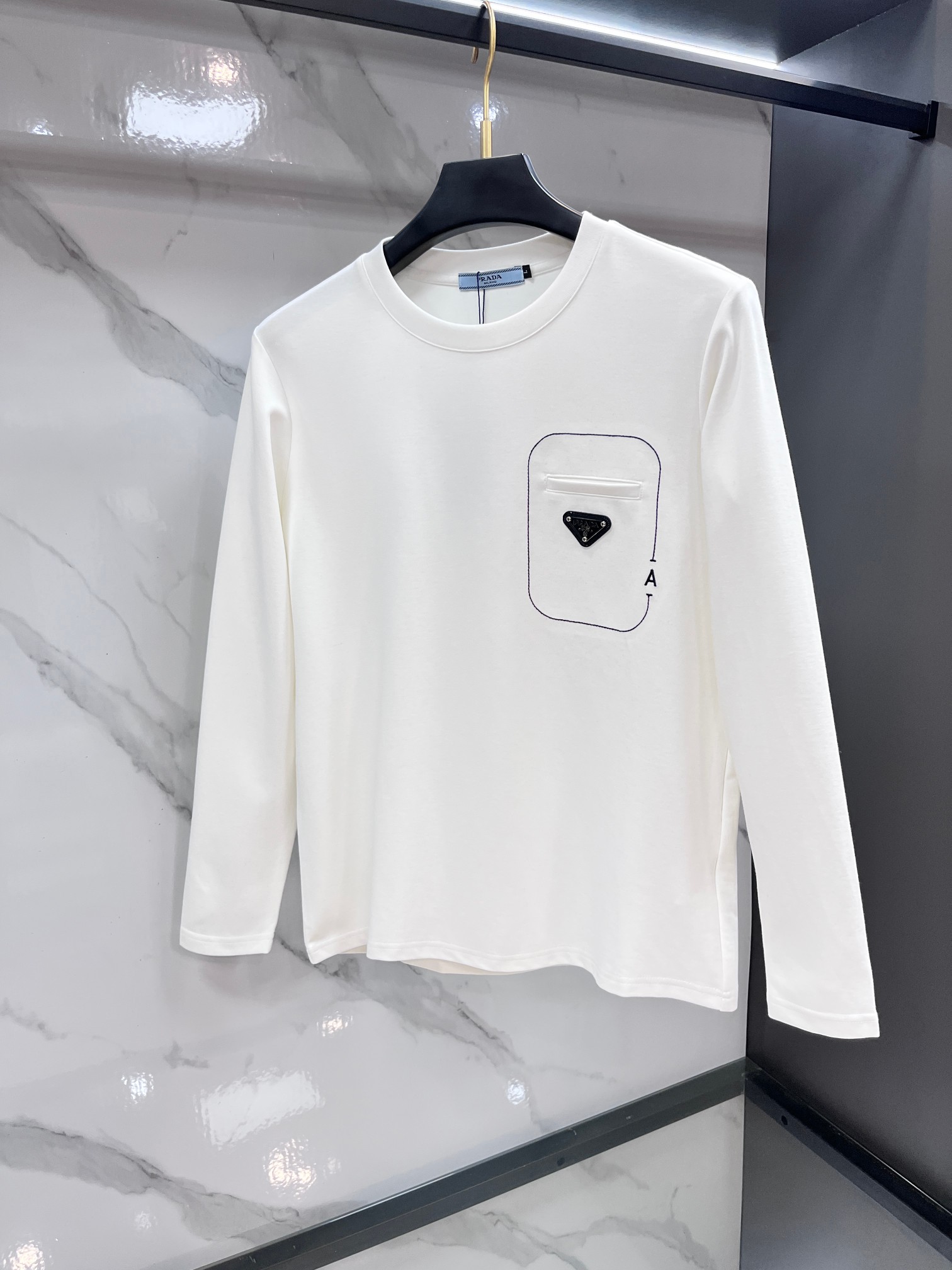 普拉达 2025秋冬新款时尚休闲圆领长袖打底。精选进口高密度双面拉架棉面料，精致原版logo打造，舒适性