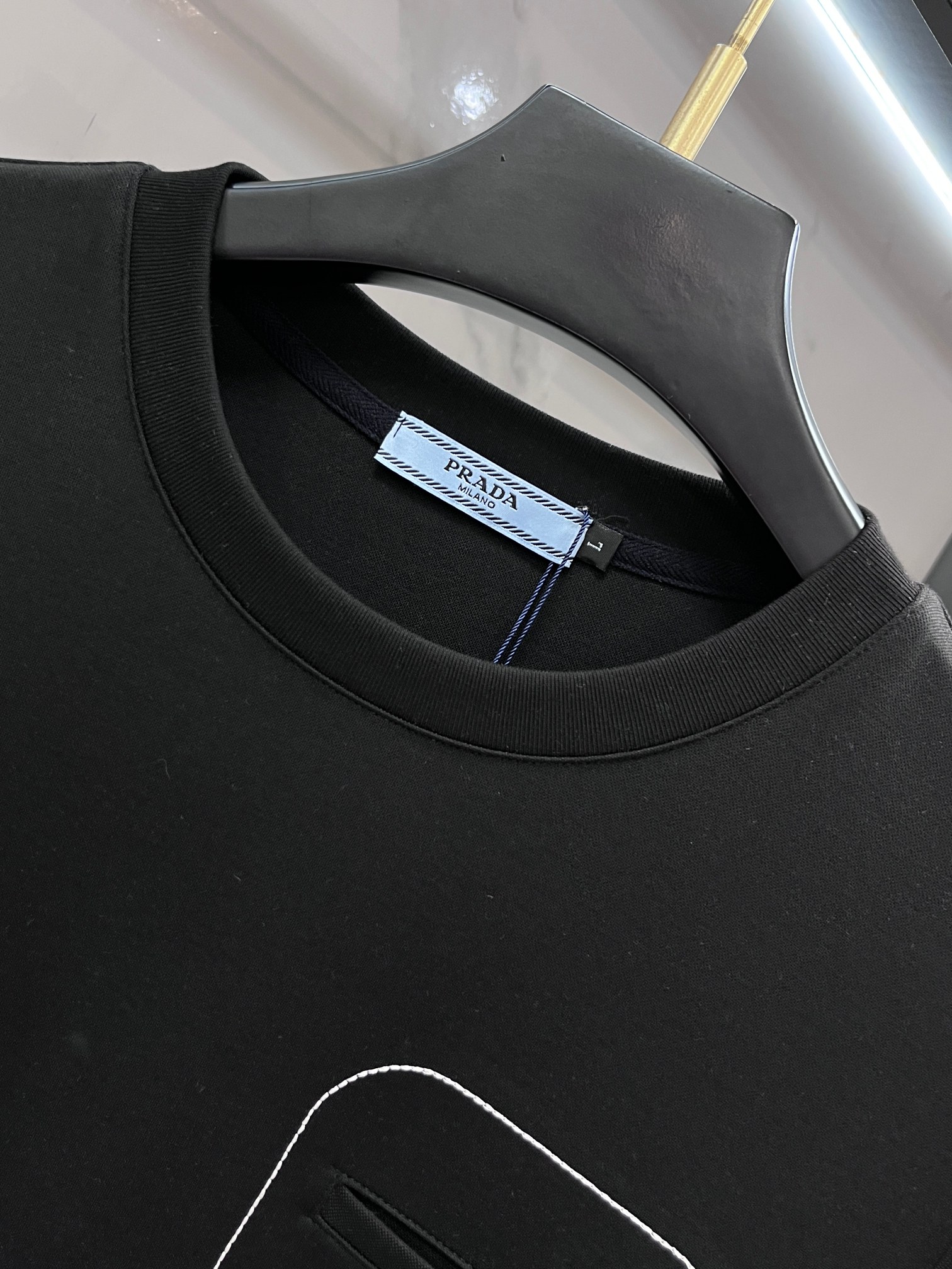 普拉达 2025秋冬新款时尚休闲圆领长袖打底。精选进口高密度双面拉架棉面料，精致原版logo打造，舒适性