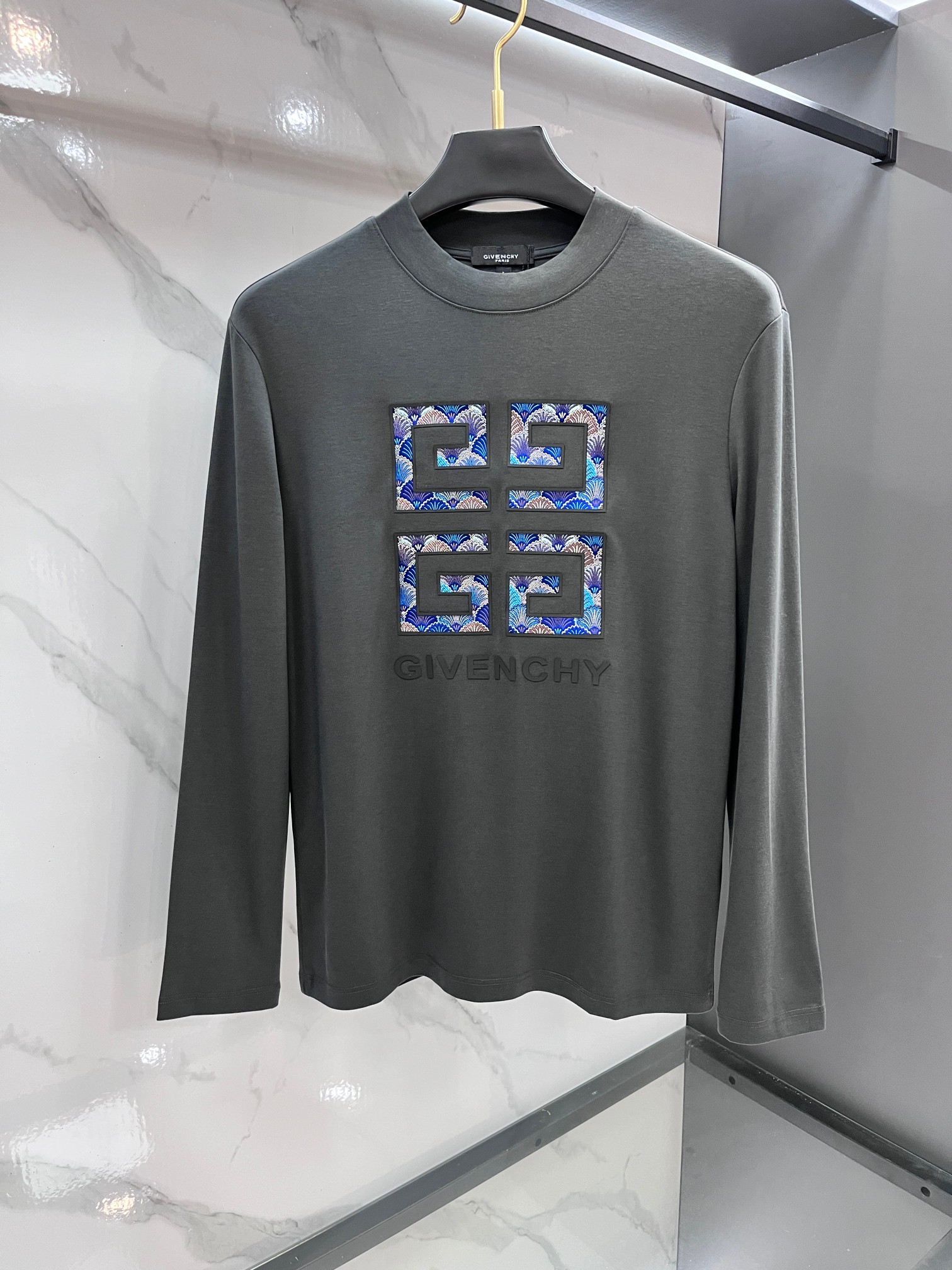 纪梵希 2025秋冬新款时尚休闲圆领长袖打底。精选进口高密度双面拉架棉面料，精致原版logo打造，舒适性