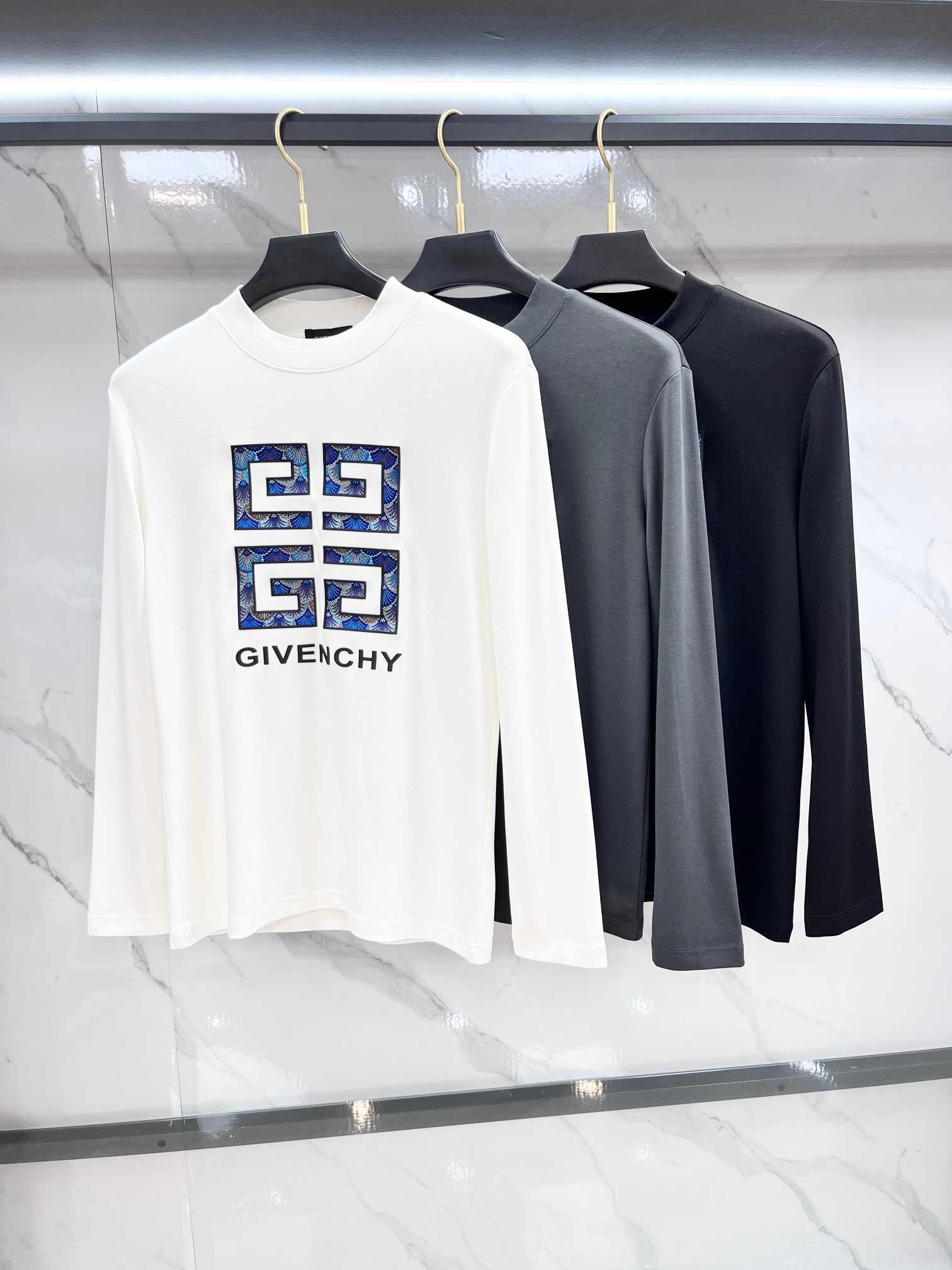 纪梵希 2025秋冬新款时尚休闲圆领长袖打底。精选进口高密度双面拉架棉面料，精致原版logo打造，舒适性