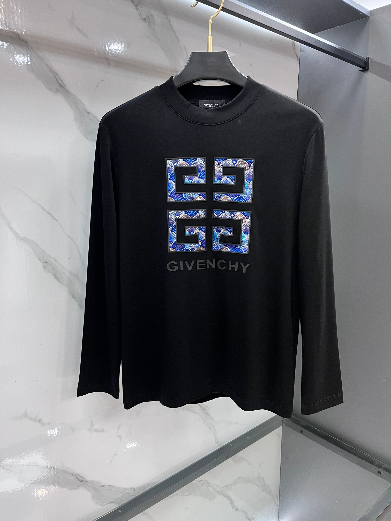 纪梵希 2025秋冬新款时尚休闲圆领长袖打底。精选进口高密度双面拉架棉面料，精致原版logo打造，舒适性