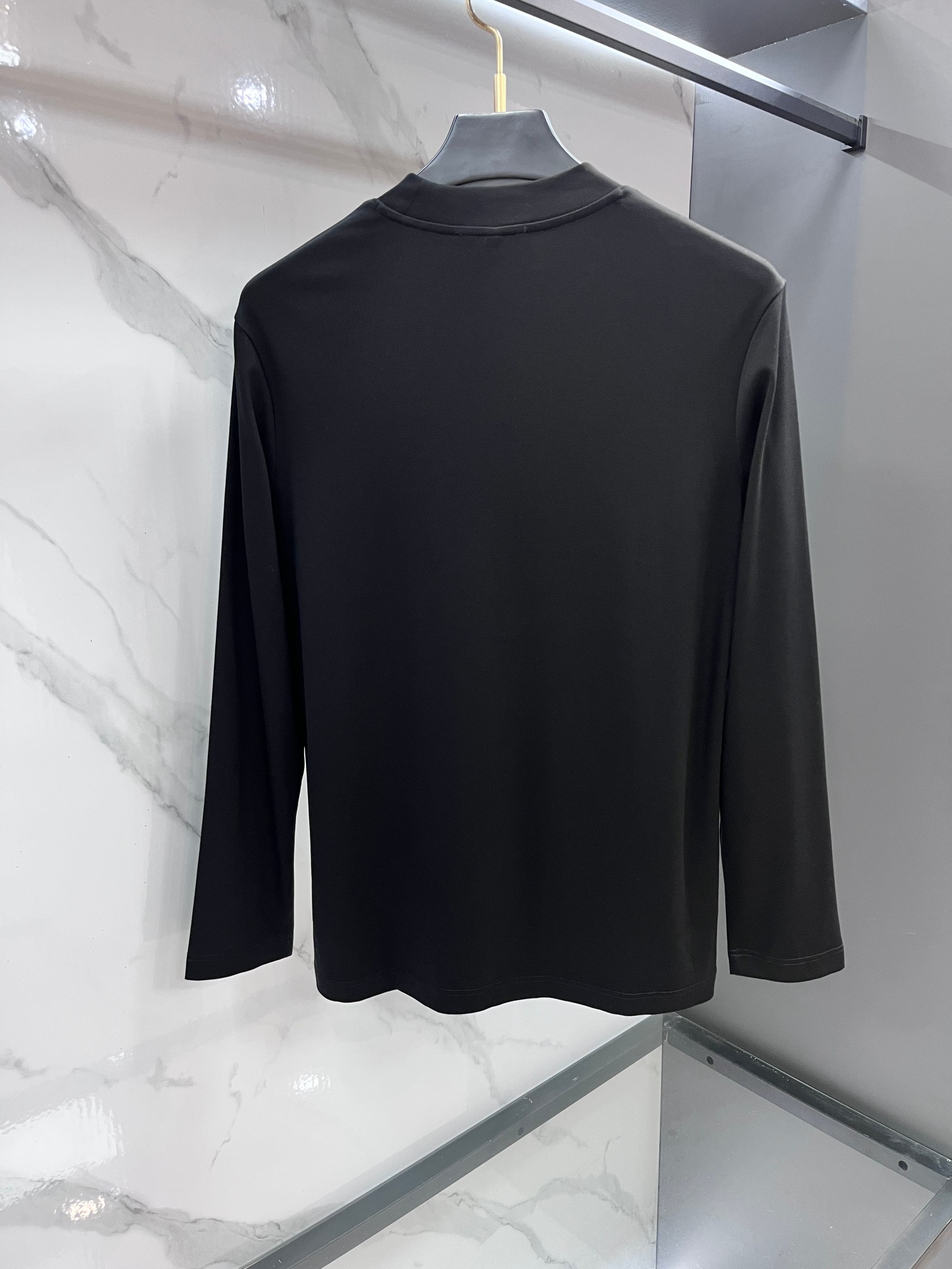 纪梵希 2025秋冬新款时尚休闲圆领长袖打底。精选进口高密度双面拉架棉面料，精致原版logo打造，舒适性