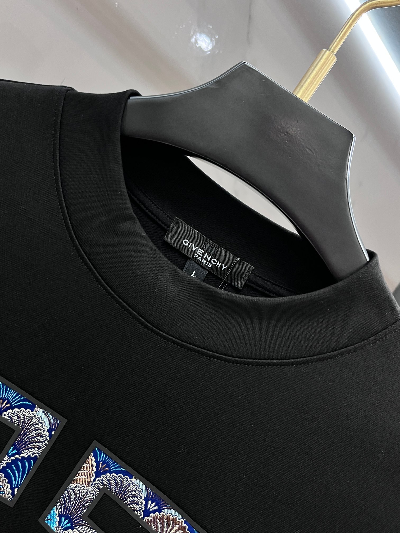 纪梵希 2025秋冬新款时尚休闲圆领长袖打底。精选进口高密度双面拉架棉面料，精致原版logo打造，舒适性