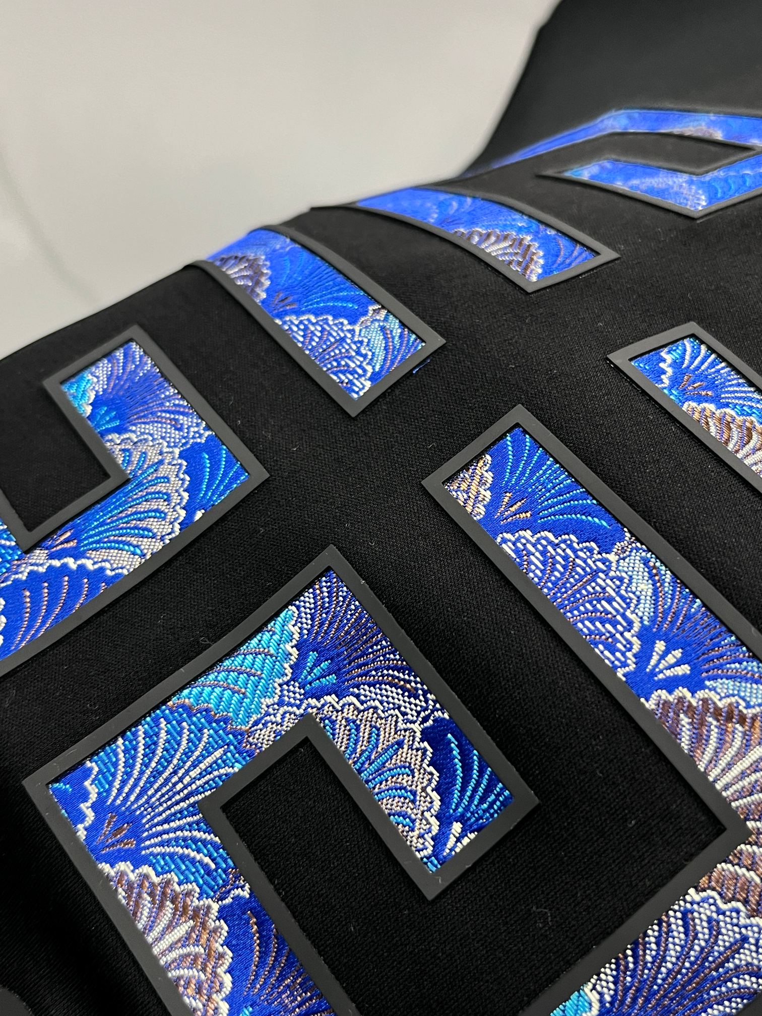 纪梵希 2025秋冬新款时尚休闲圆领长袖打底。精选进口高密度双面拉架棉面料，精致原版logo打造，舒适性