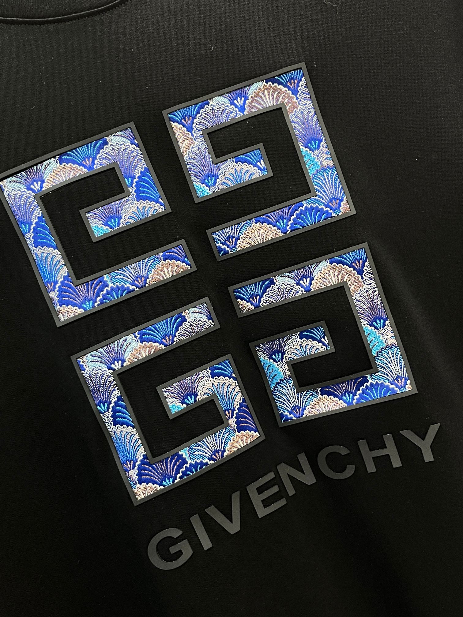 纪梵希 2025秋冬新款时尚休闲圆领长袖打底。精选进口高密度双面拉架棉面料，精致原版logo打造，舒适性