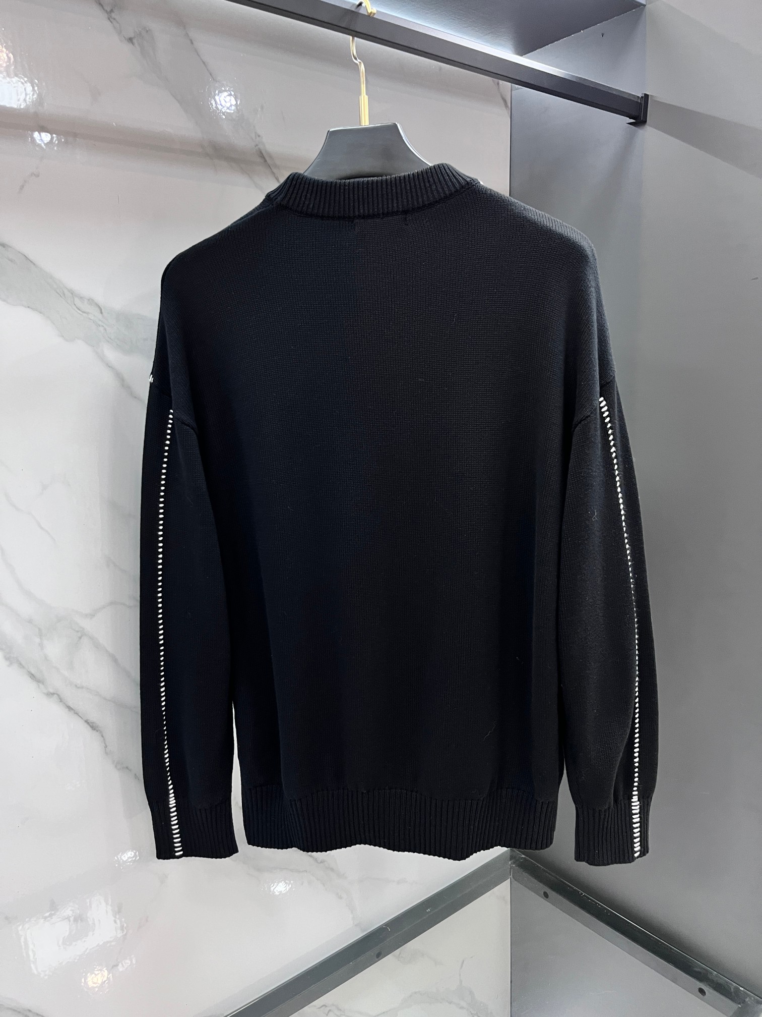 Lv 秋冬新品圆领针织衫毛衣，设计独家呈现！超级流畅线条感极符合美学基调的一款毛衣，最基础的款式以极简低