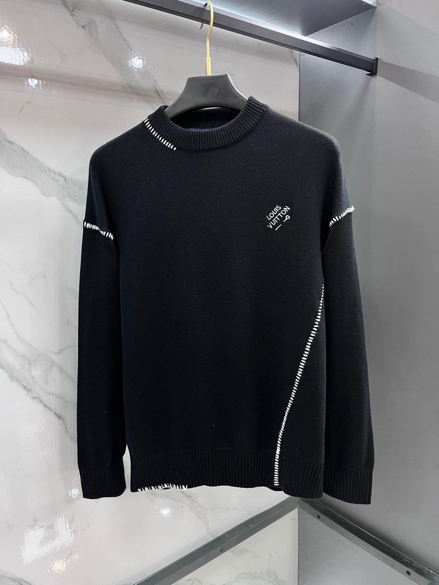 Lv 秋冬新品圆领针织衫毛衣，设计独家呈现！超级流畅线条感极符合美学基调的一款毛衣，最基础的款式以极简低