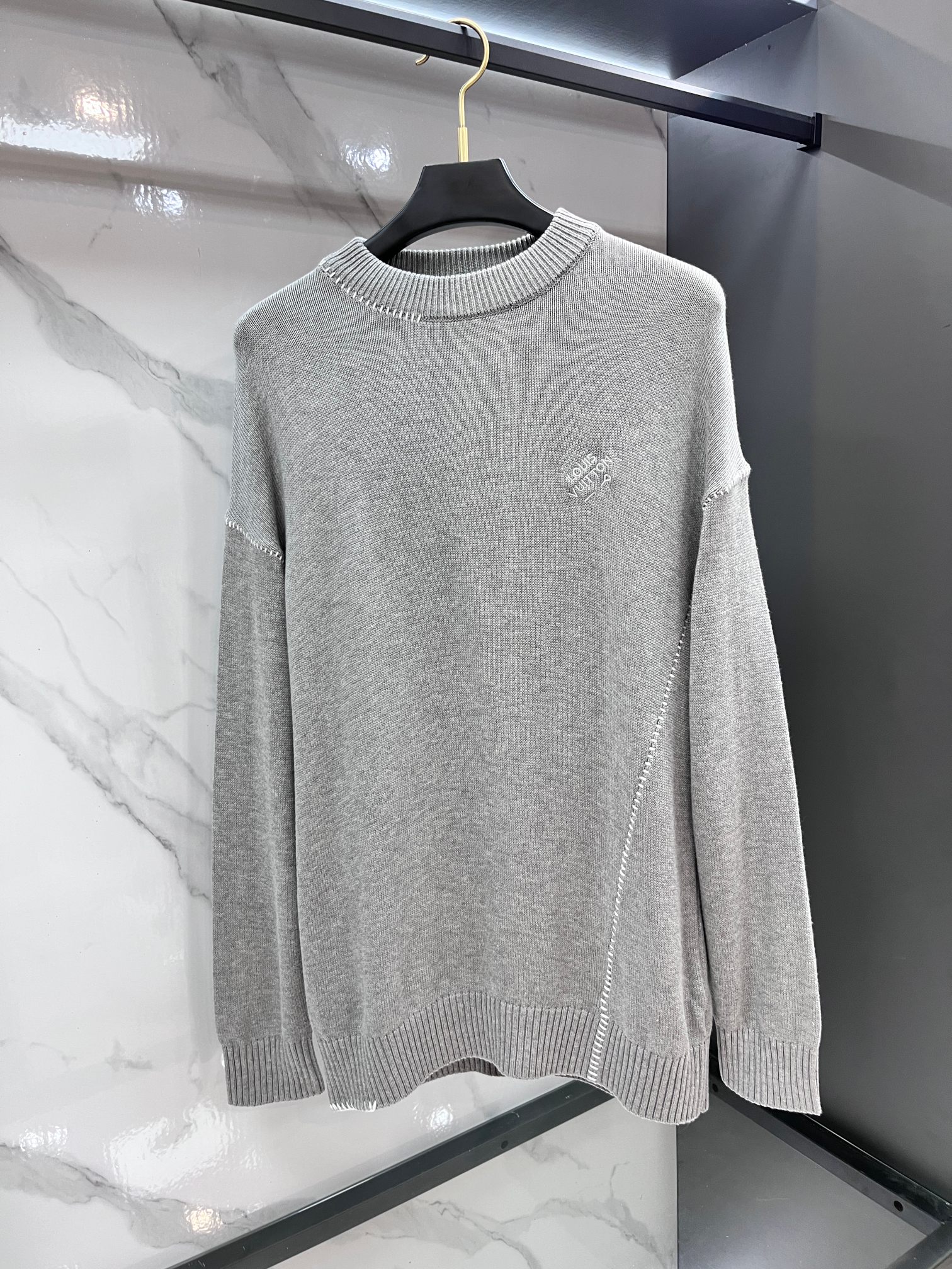 Lv 秋冬新品圆领针织衫毛衣，设计独家呈现！超级流畅线条感极符合美学基调的一款毛衣，最基础的款式以极简低