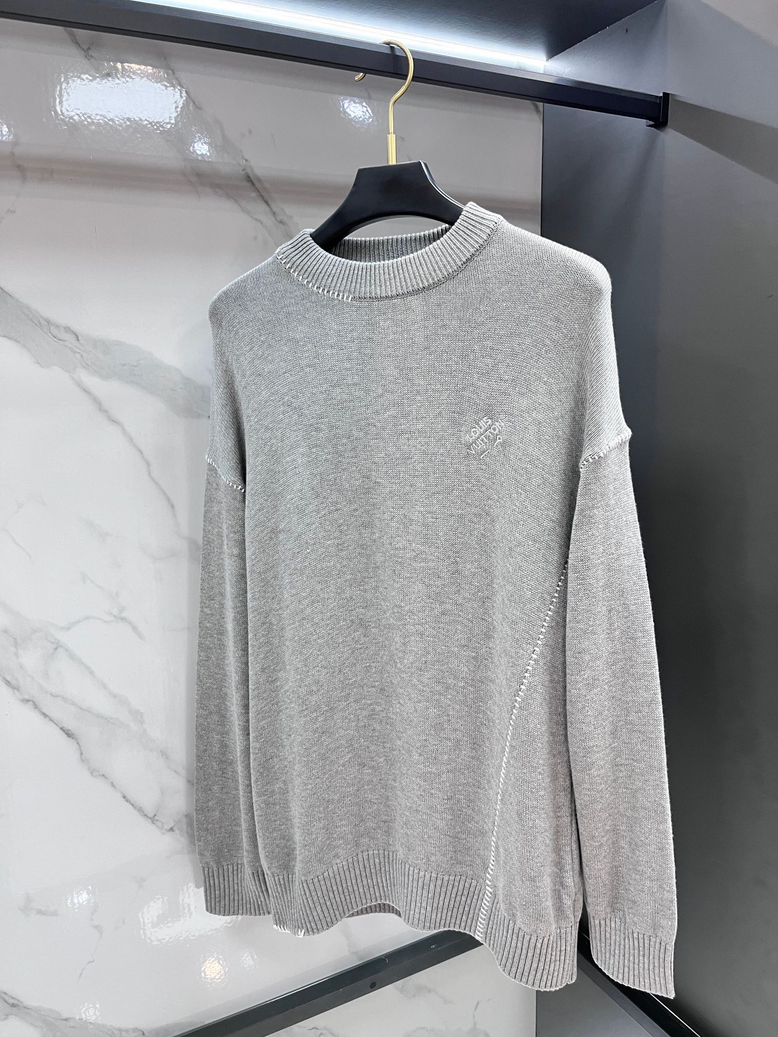 Lv 秋冬新品圆领针织衫毛衣，设计独家呈现！超级流畅线条感极符合美学基调的一款毛衣，最基础的款式以极简低