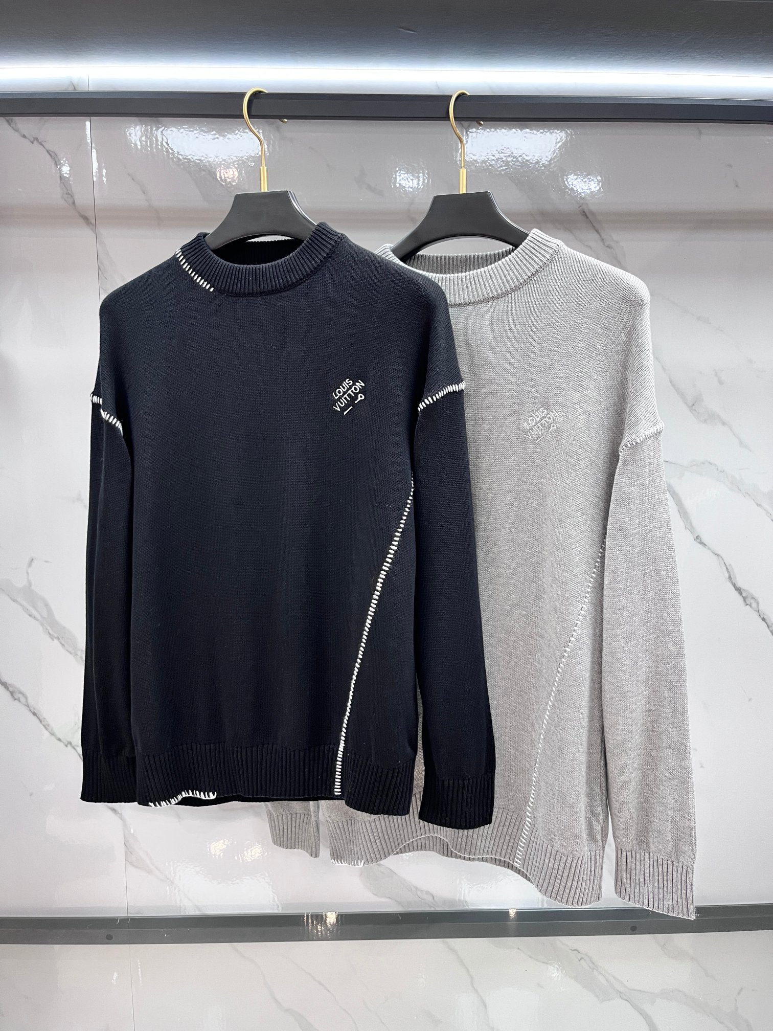 Lv 秋冬新品圆领针织衫毛衣，设计独家呈现！超级流畅线条感极符合美学基调的一款毛衣，最基础的款式以极简低