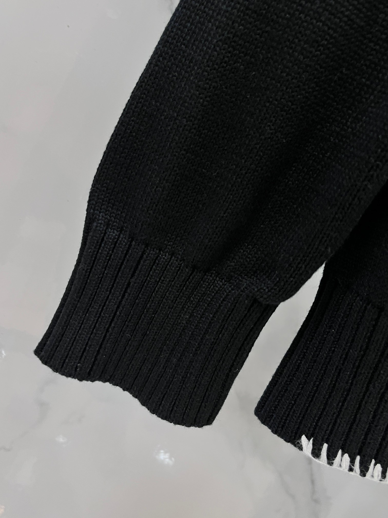 Lv 秋冬新品圆领针织衫毛衣，设计独家呈现！超级流畅线条感极符合美学基调的一款毛衣，最基础的款式以极简低