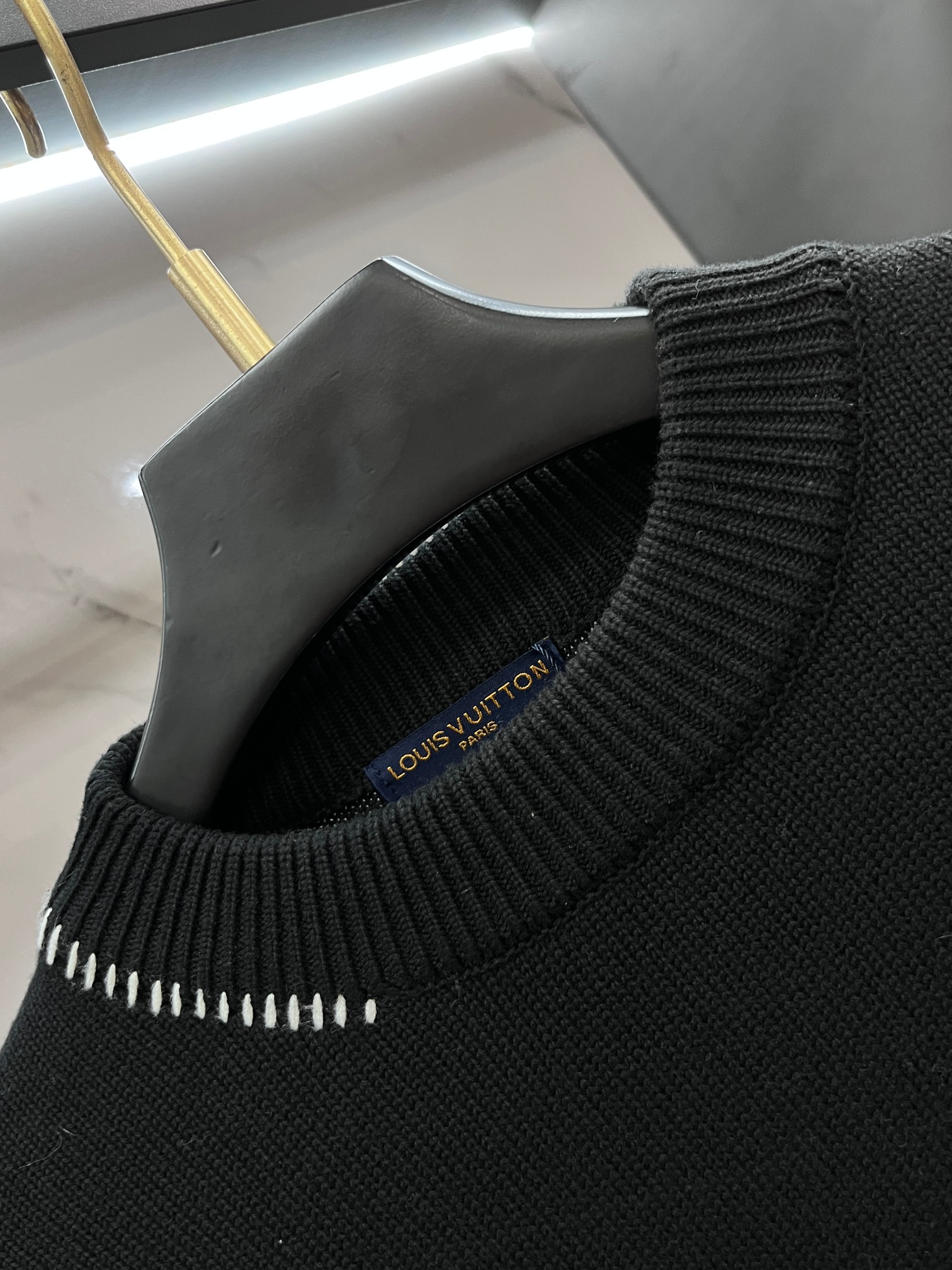 Lv 秋冬新品圆领针织衫毛衣，设计独家呈现！超级流畅线条感极符合美学基调的一款毛衣，最基础的款式以极简低