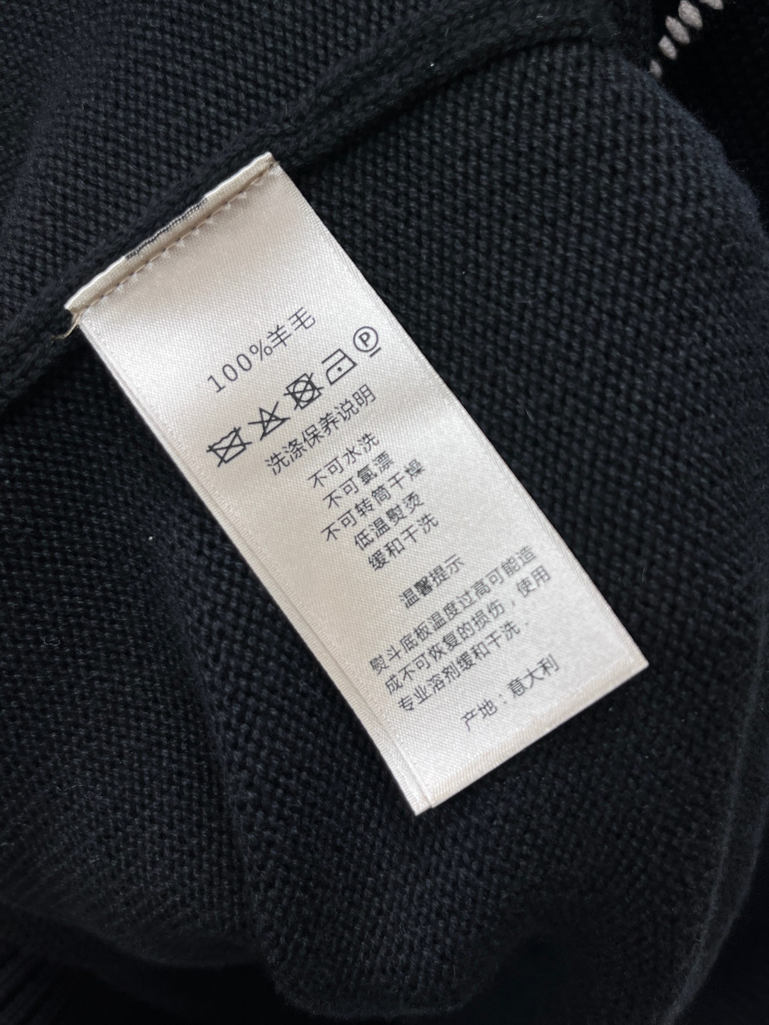 罗意威 秋冬新品圆领针织衫毛衣，设计独家呈现！超级流畅线条感极符合美学基调的一款毛衣，最基础的款式以极简