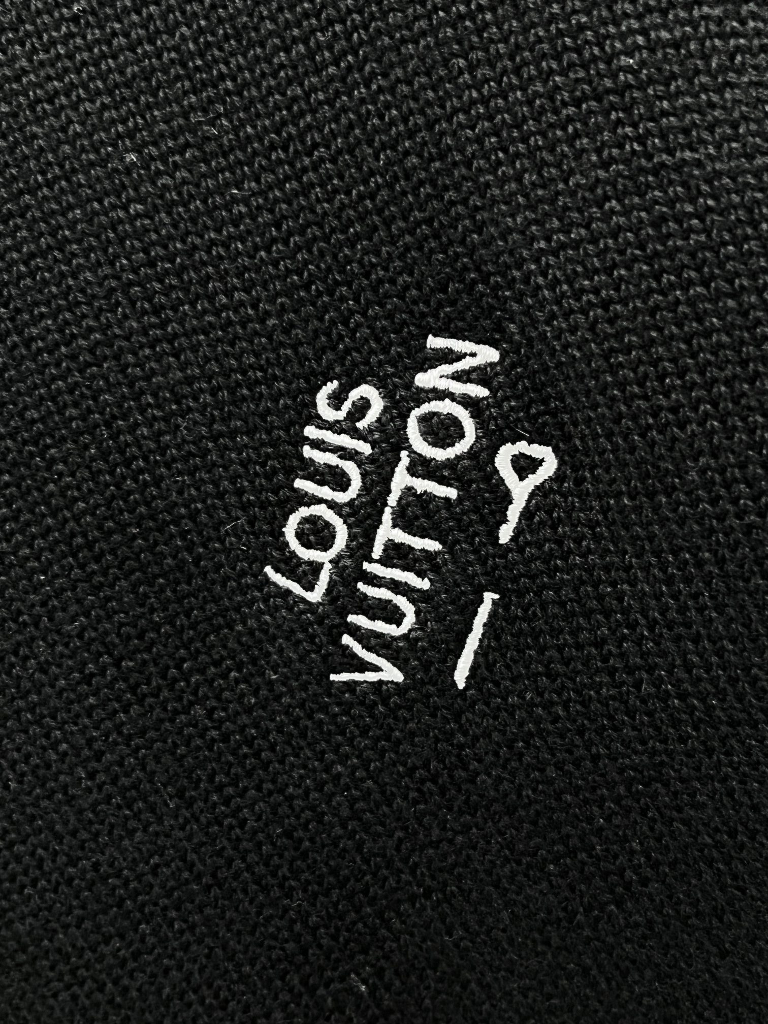 Lv 秋冬新品圆领针织衫毛衣，设计独家呈现！超级流畅线条感极符合美学基调的一款毛衣，最基础的款式以极简低