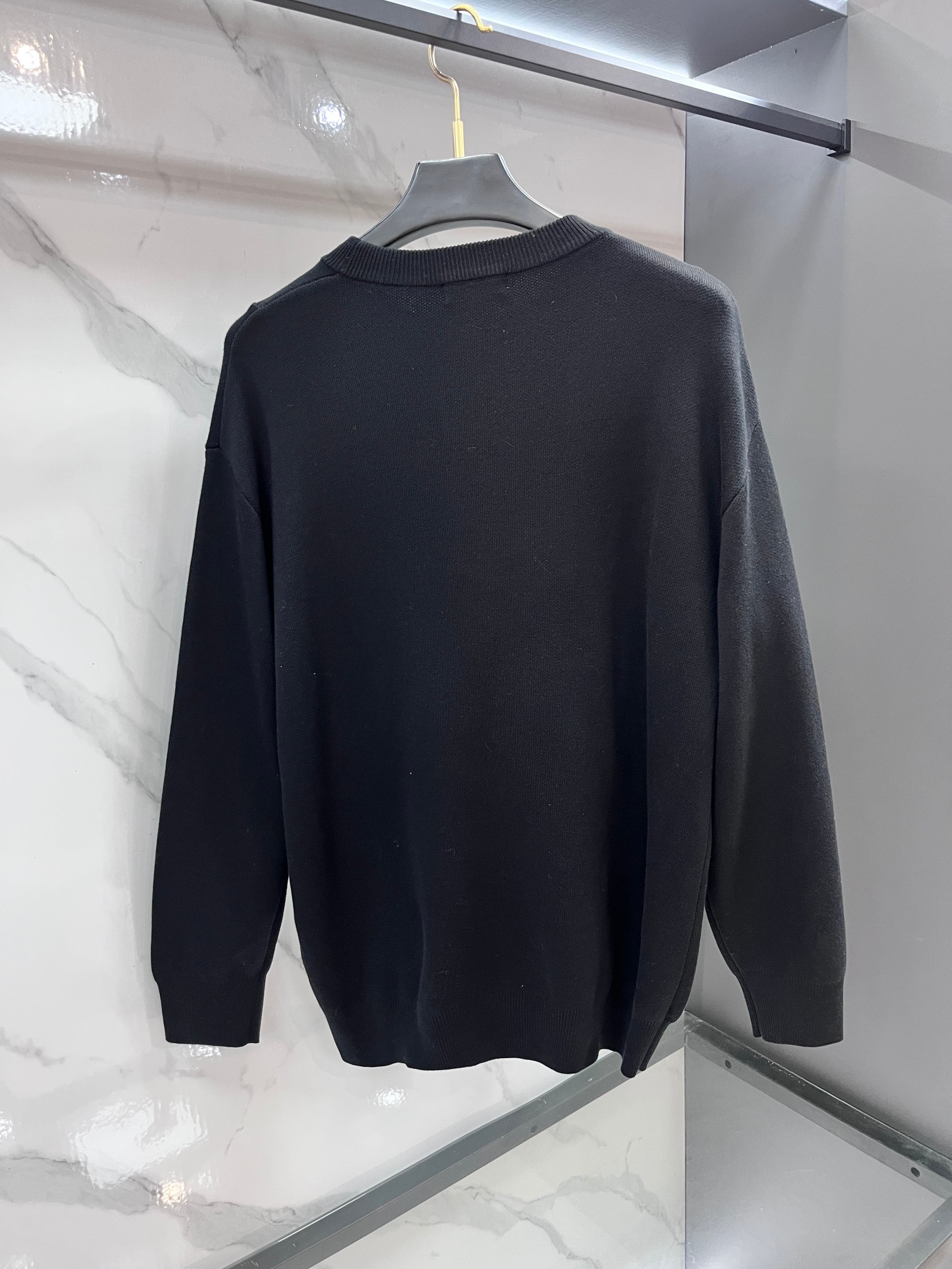 罗意威 秋冬新品圆领针织衫毛衣，设计独家呈现！超级流畅线条感极符合美学基调的一款毛衣，最基础的款式以极简