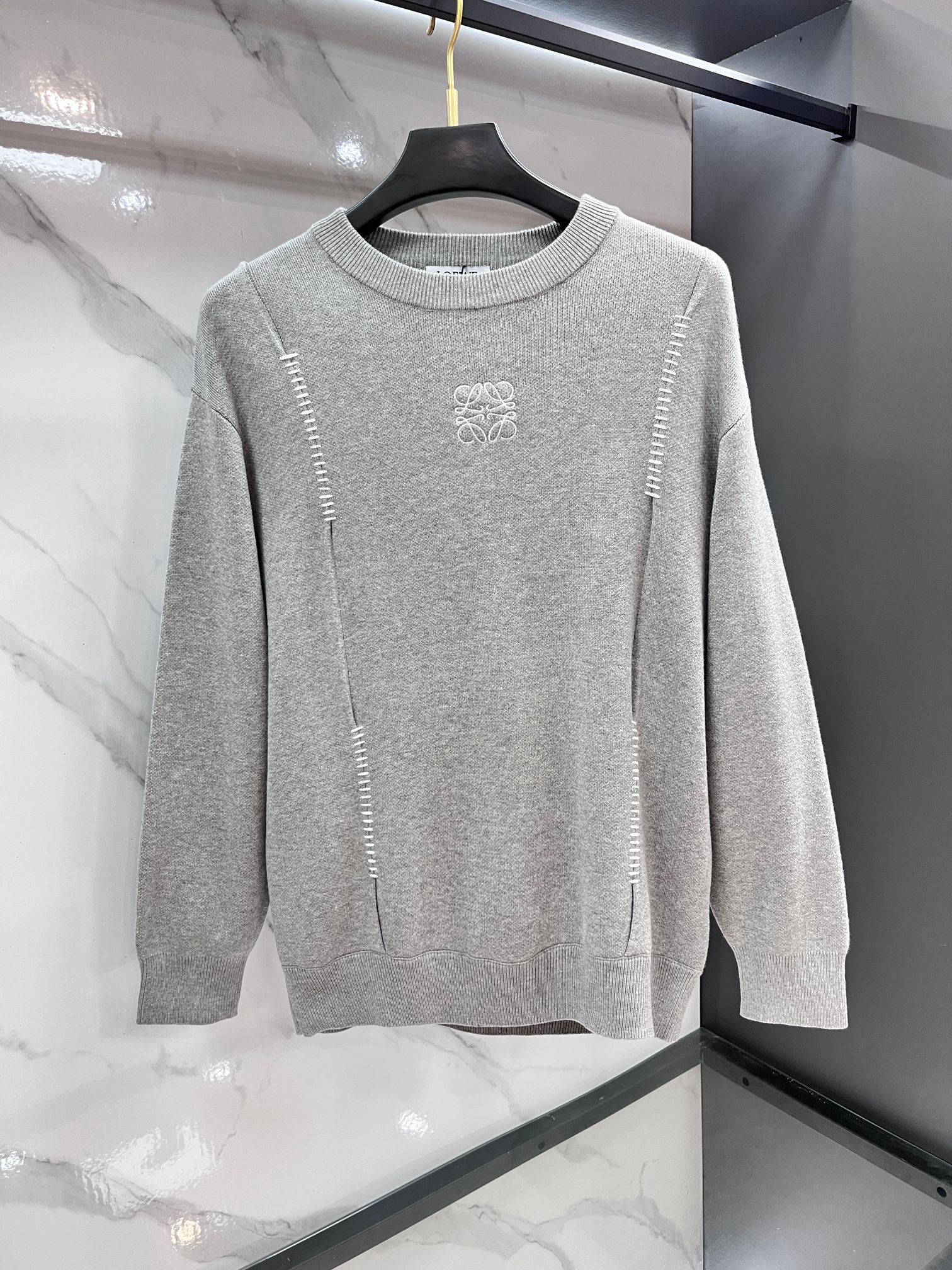 罗意威 秋冬新品圆领针织衫毛衣，设计独家呈现！超级流畅线条感极符合美学基调的一款毛衣，最基础的款式以极简