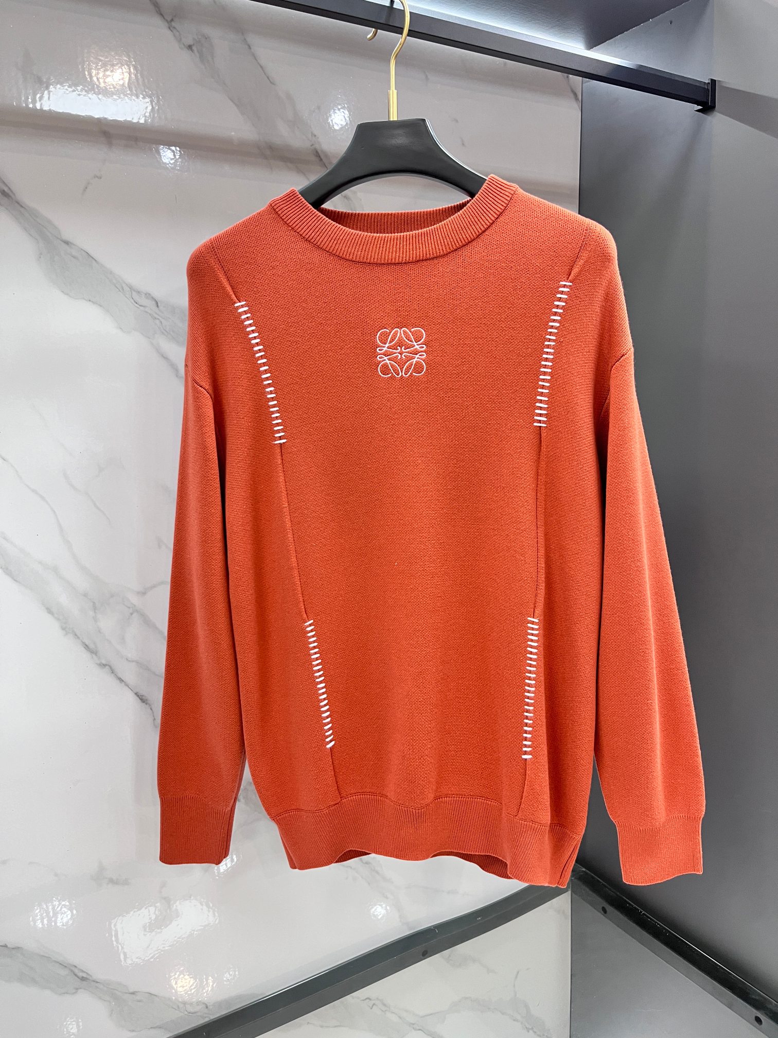 罗意威 秋冬新品圆领针织衫毛衣，设计独家呈现！超级流畅线条感极符合美学基调的一款毛衣，最基础的款式以极简