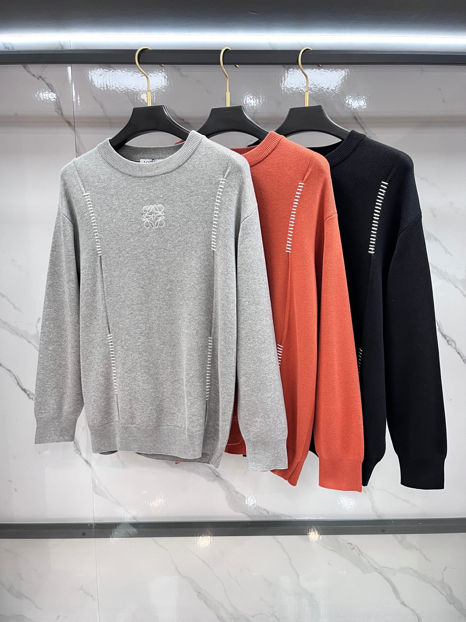 罗意威 秋冬新品圆领针织衫毛衣，设计独家呈现！超级流畅线条感极符合美学基调的一款毛衣，最基础的款式以极简