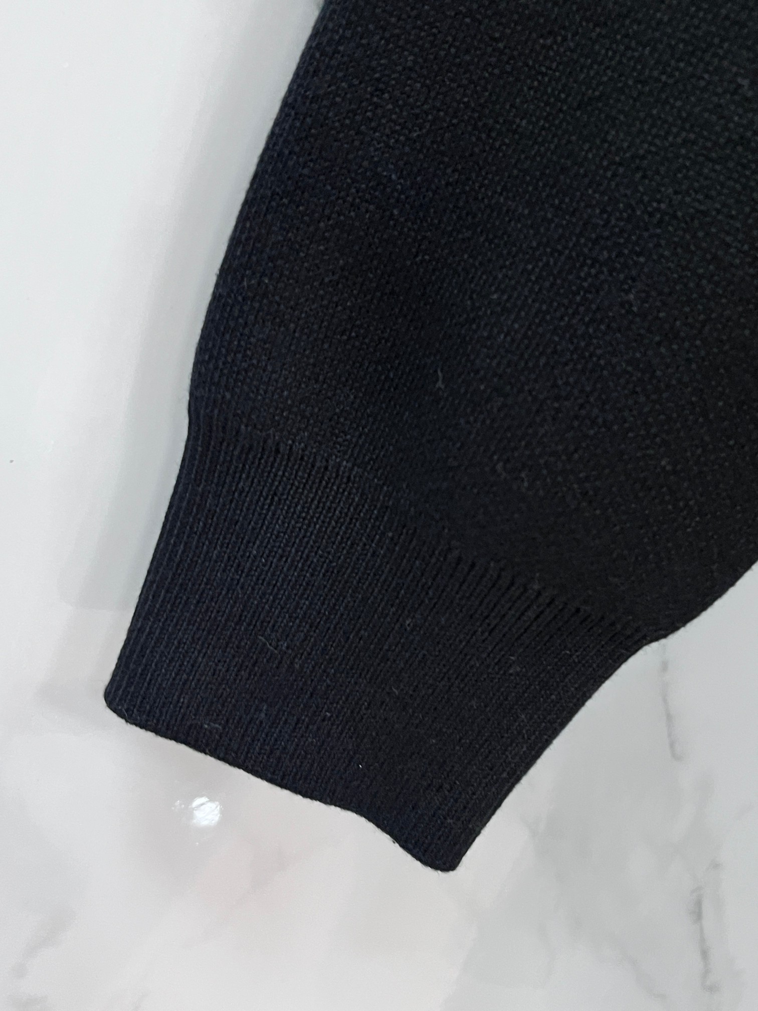 罗意威 秋冬新品圆领针织衫毛衣，设计独家呈现！超级流畅线条感极符合美学基调的一款毛衣，最基础的款式以极简