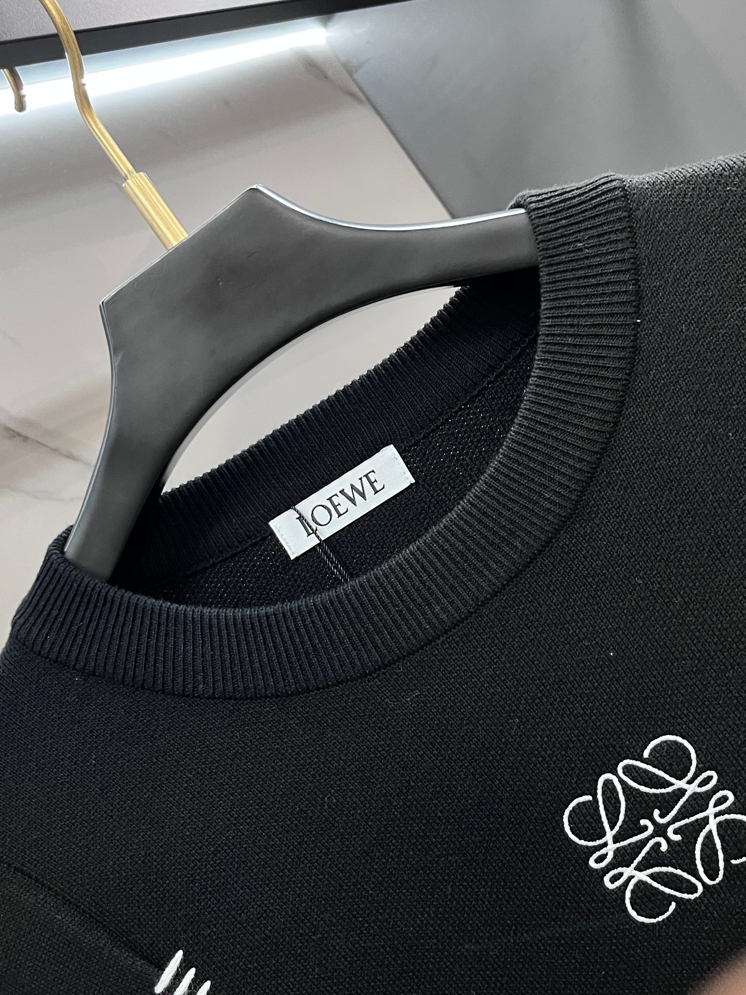 罗意威 秋冬新品圆领针织衫毛衣，设计独家呈现！超级流畅线条感极符合美学基调的一款毛衣，最基础的款式以极简