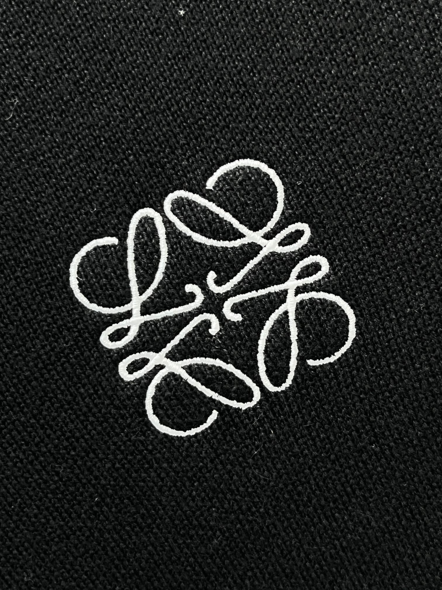 罗意威 秋冬新品圆领针织衫毛衣，设计独家呈现！超级流畅线条感极符合美学基调的一款毛衣，最基础的款式以极简