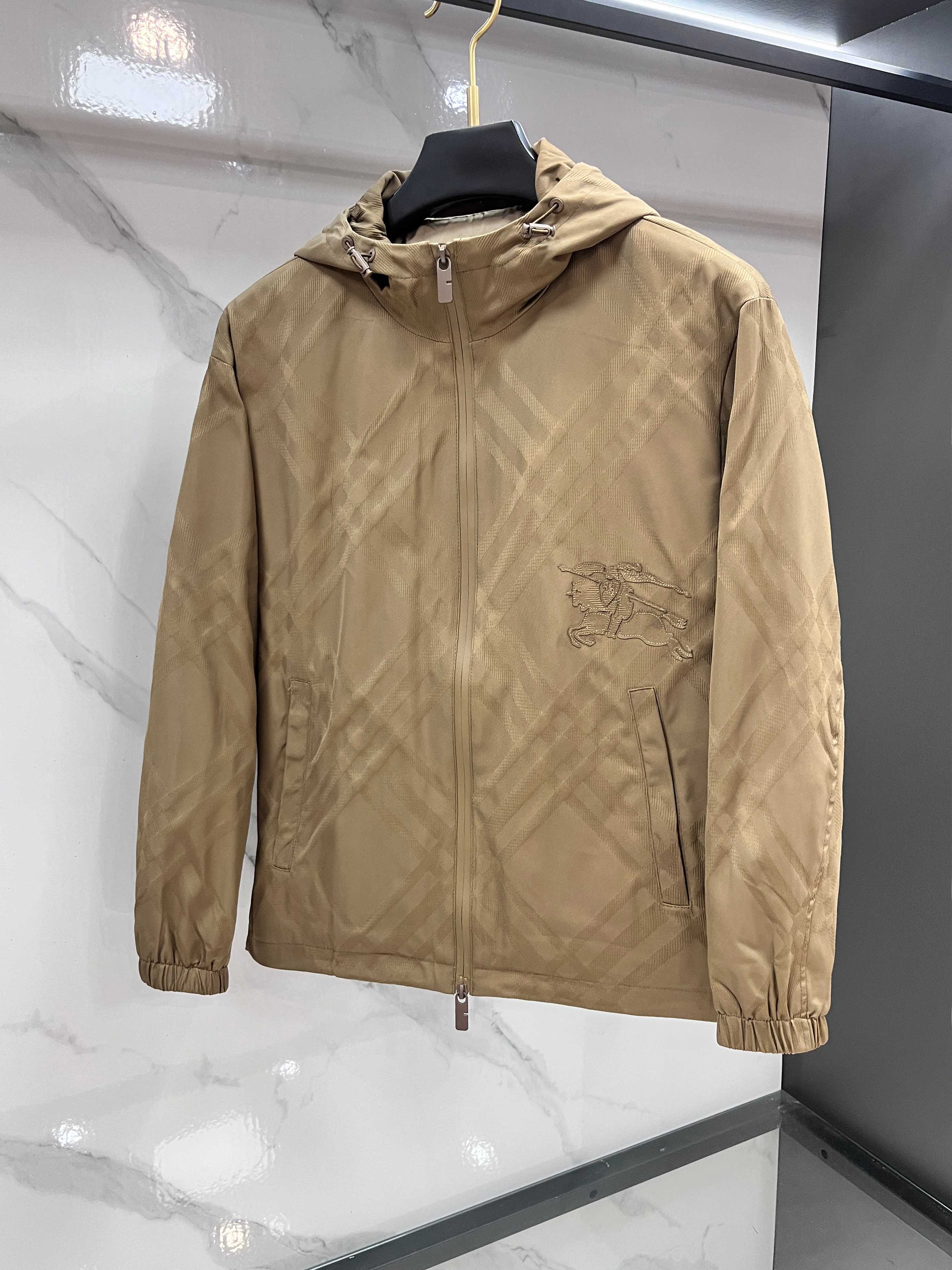 巴宝莉 25FW新品菱形暗格男士连帽长袖夹克。BUR最新研发的特殊材质，记忆面料也叫记忆布，是指具有形态